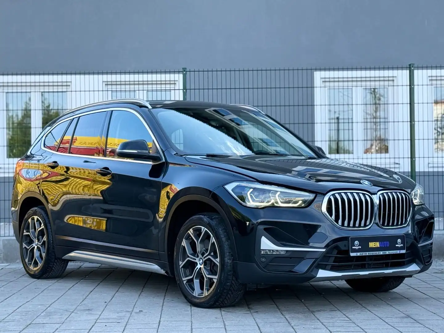 BMW X1 xDrive 18 d xLine/HED-UP/LED/AHK/NAVI Zwart - 2