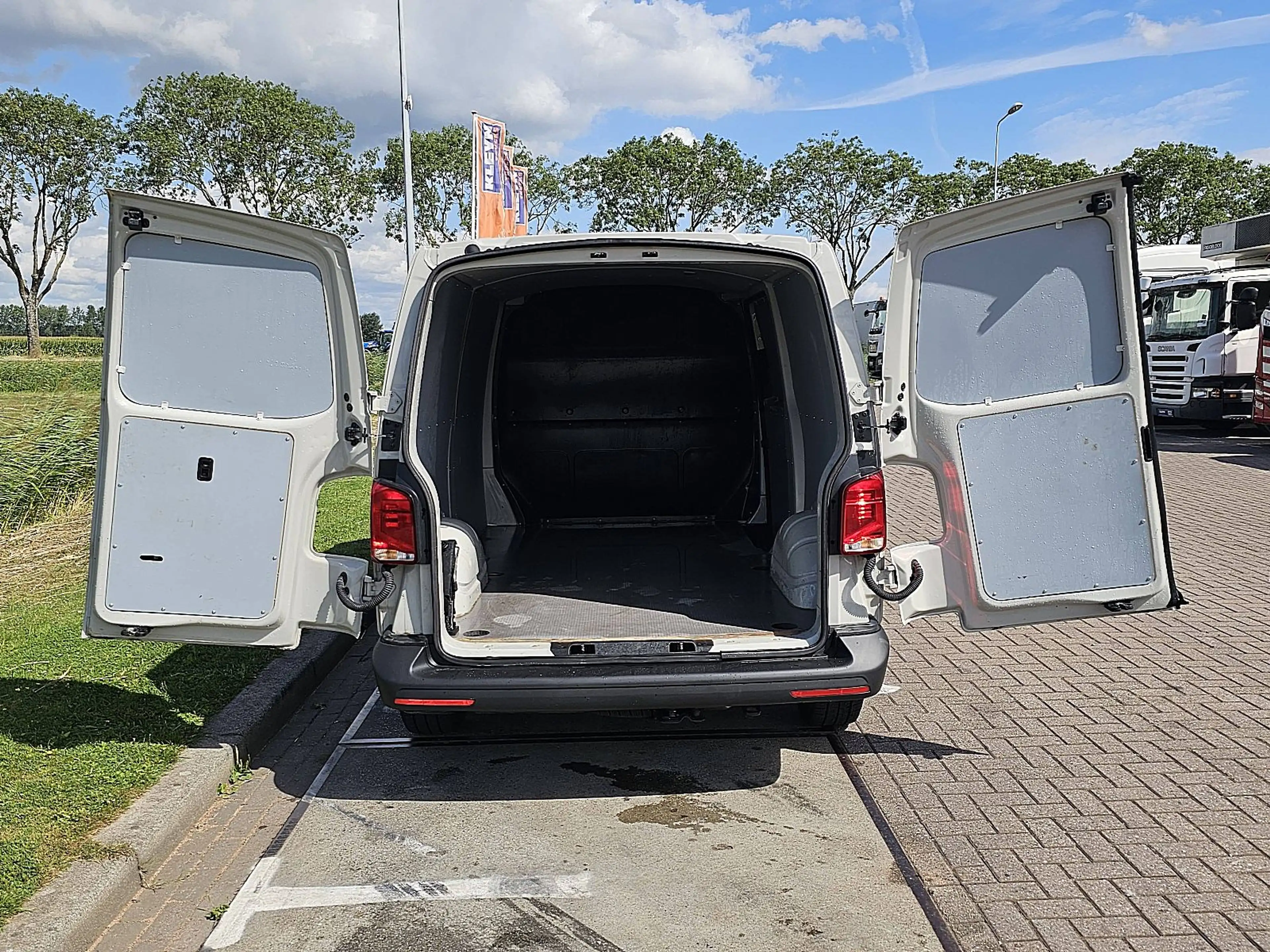 Volkswagen Transporter 2.0 TDI T6.1 150Pk L2H1 Autm — photo 9