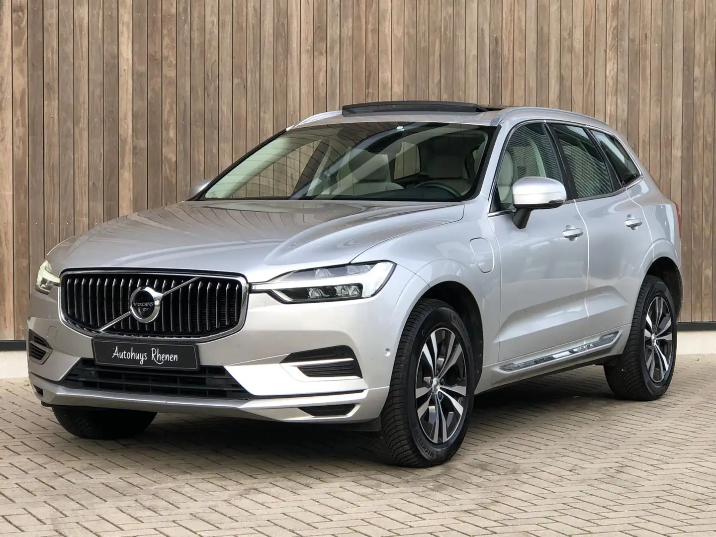 Volvo XC60 2.0 Recharge T6 AWD Inscription|PANO|LUCHTVERING| Grijs - 2