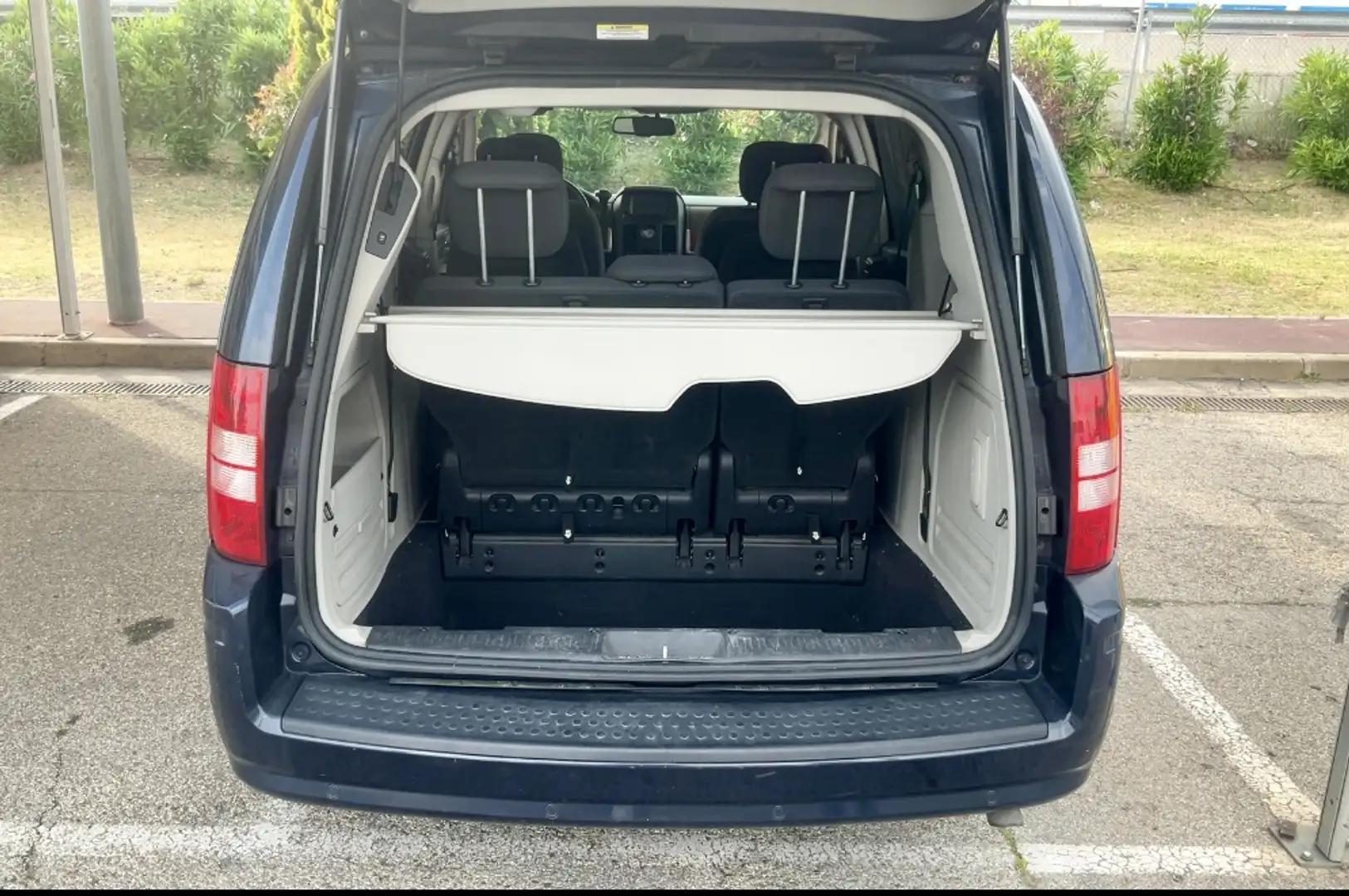 Chrysler Voyager Grand 2.8CRD Touring Aut. Modrá - 2