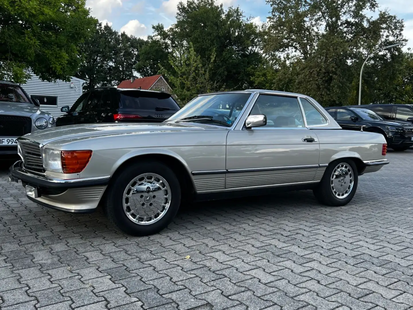 Mercedes-Benz 560 SL, R 107 Srebrny - 1