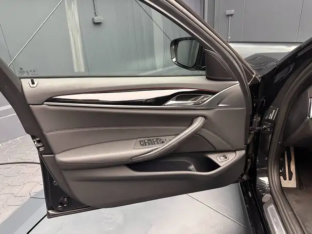 BMW 5 Series view 12
