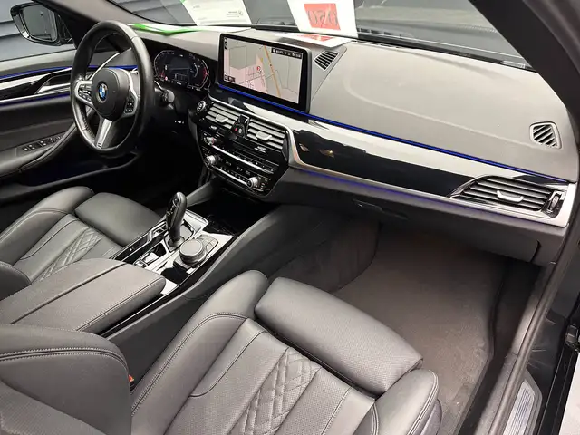 BMW 5 Series view 10