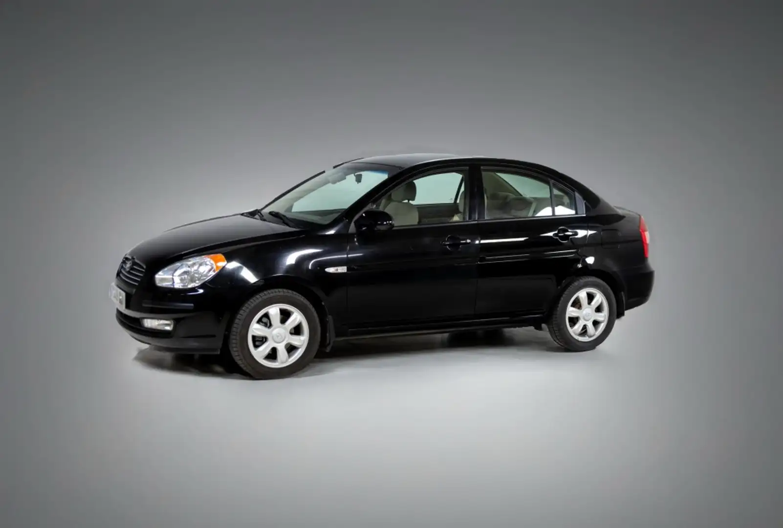 Hyundai ACCENT 1.5CRDI VGT Zwart - 1