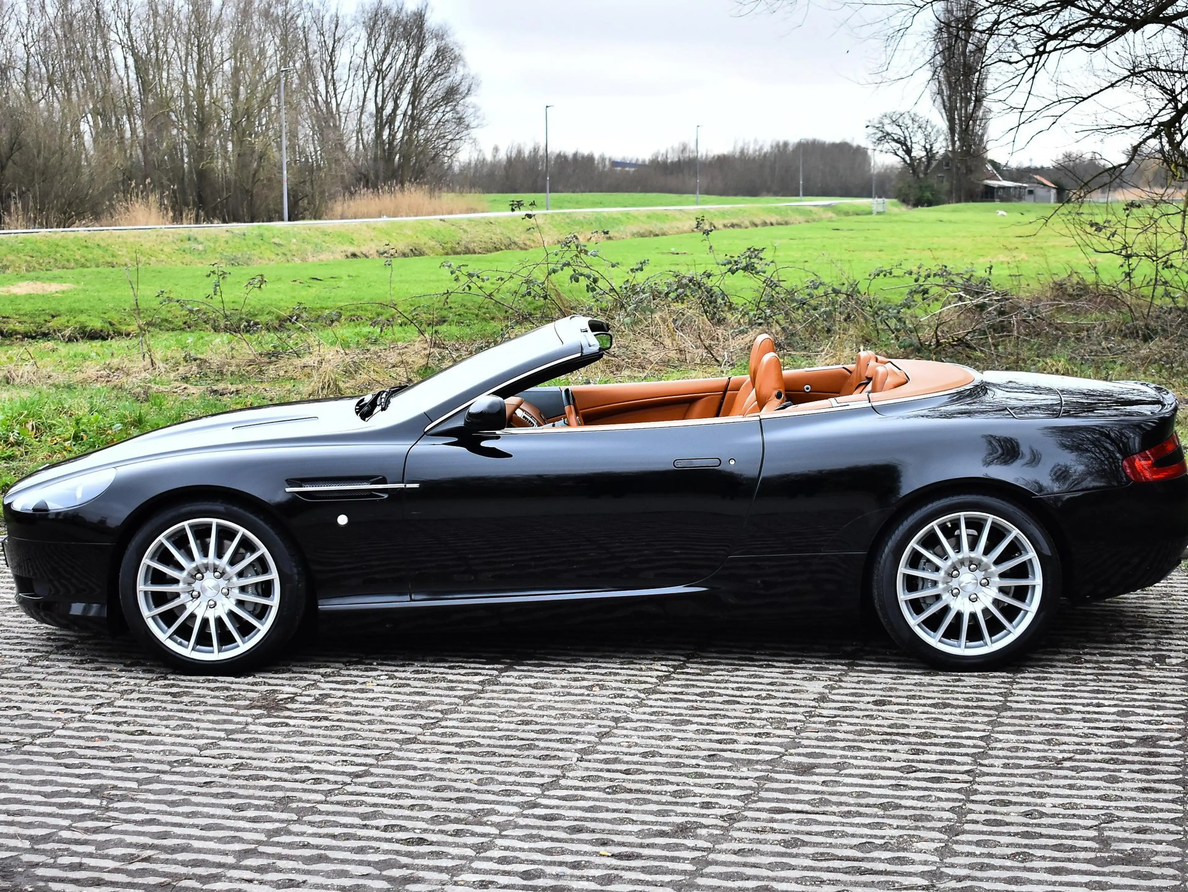 Aston Martin DB9 Volante Convertible DB9 6.0L V12 455HP Touchtronic — photo 5