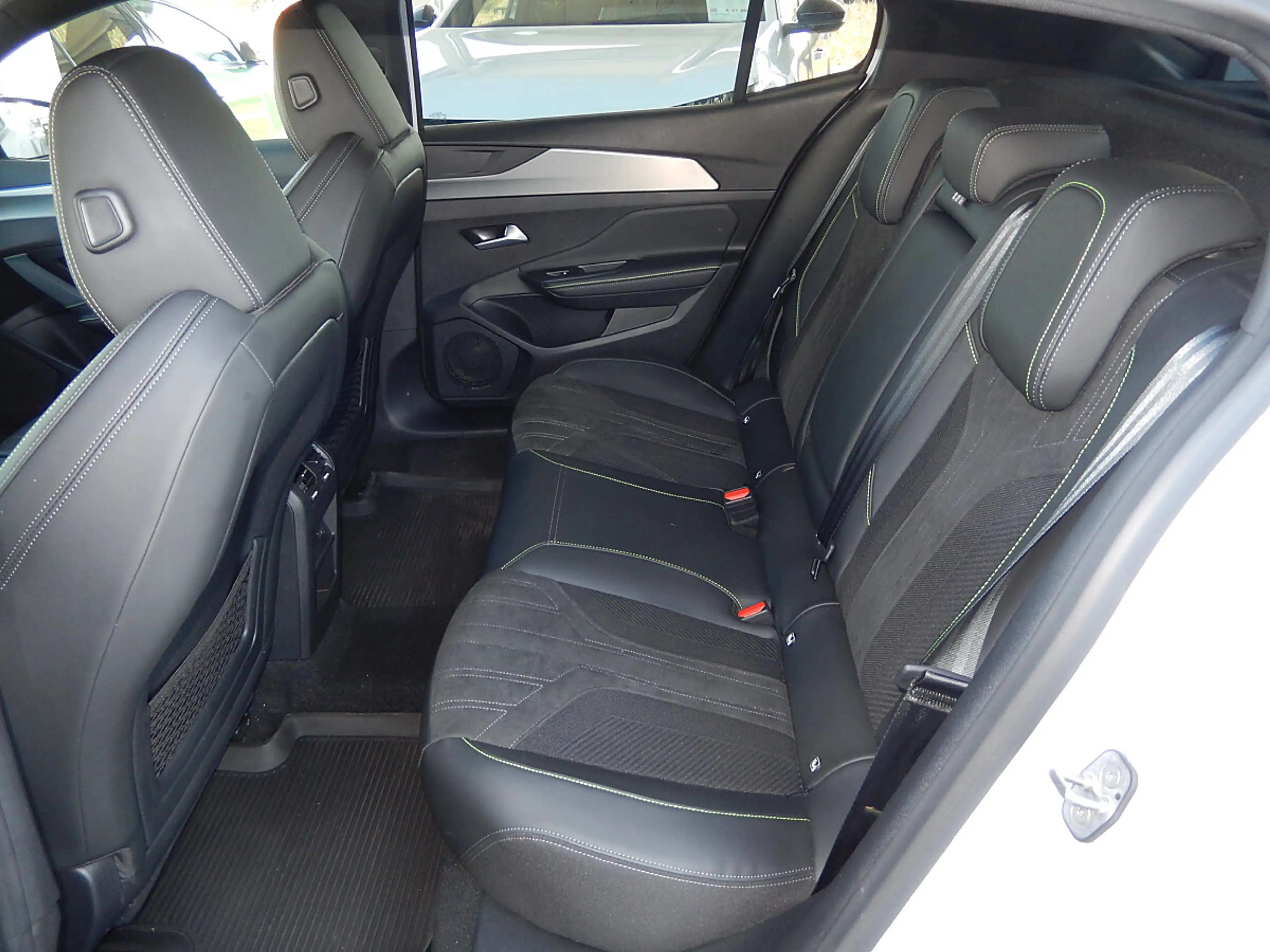 Peugeot 408 PureTech 130 S&S EAT8 GT — photo 12
