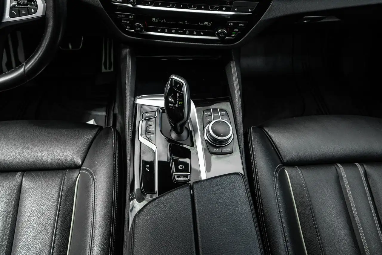 BMW 5 Series photo BMW 5 Series