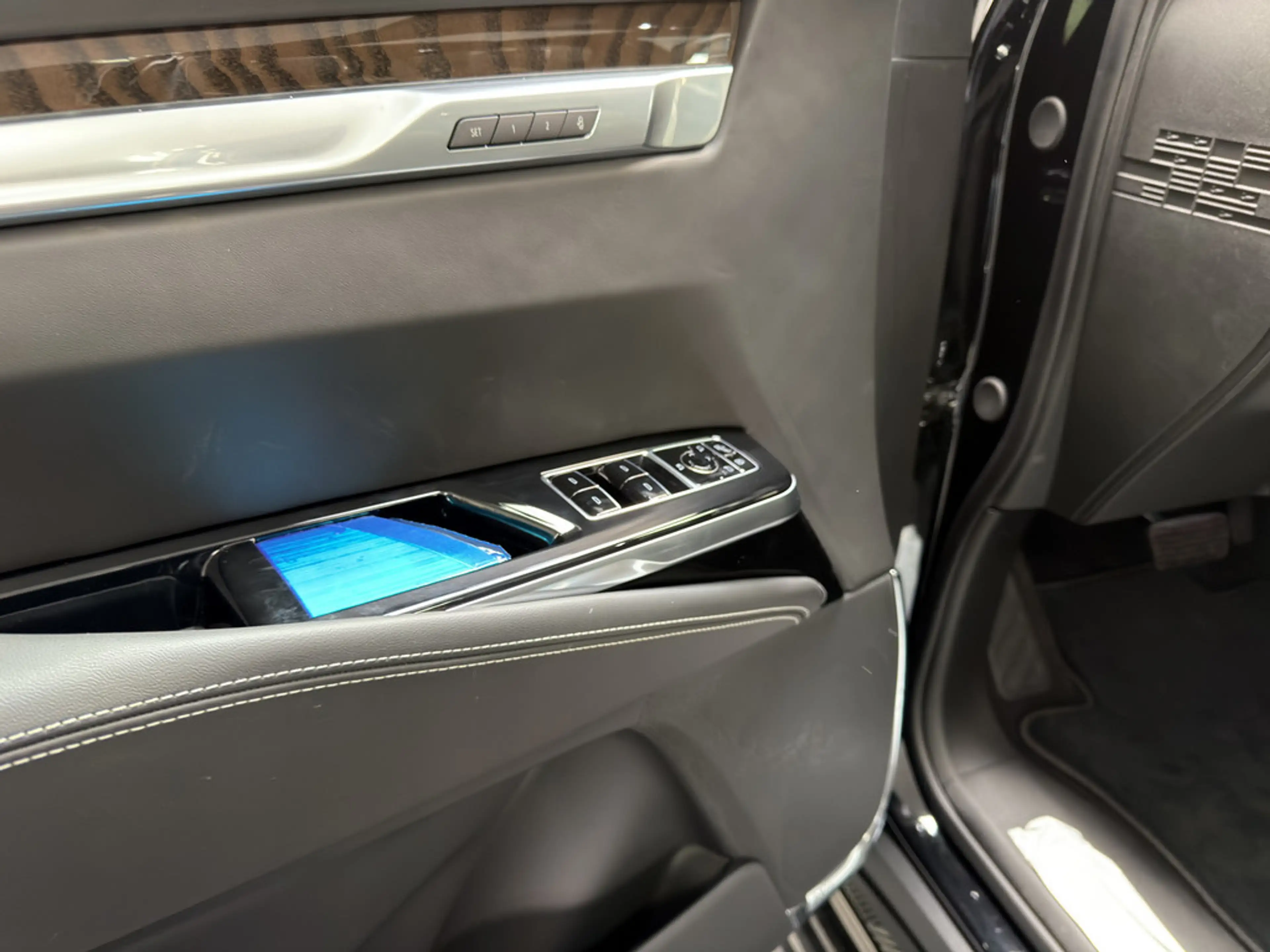 Cadillac Escalade Sport Platinum Black SUV 2026 24"Chauffeurs-Paket — photo 12