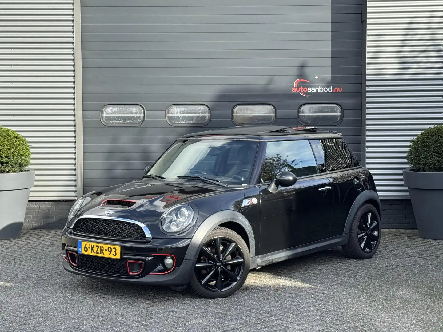 MINI Cooper S Mini 1.6 Chili | Panoramadak | Navigatie | Parkeer Zwart - 1