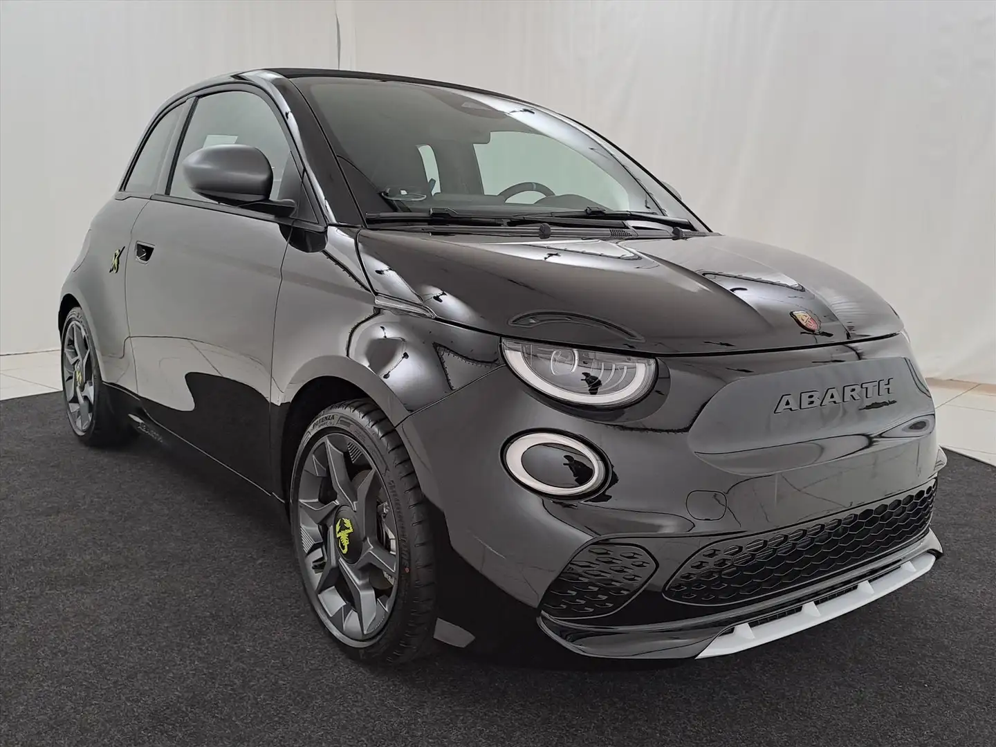 Abarth 500 42 kWh 155pk Urban Cabrio Чорний - 2