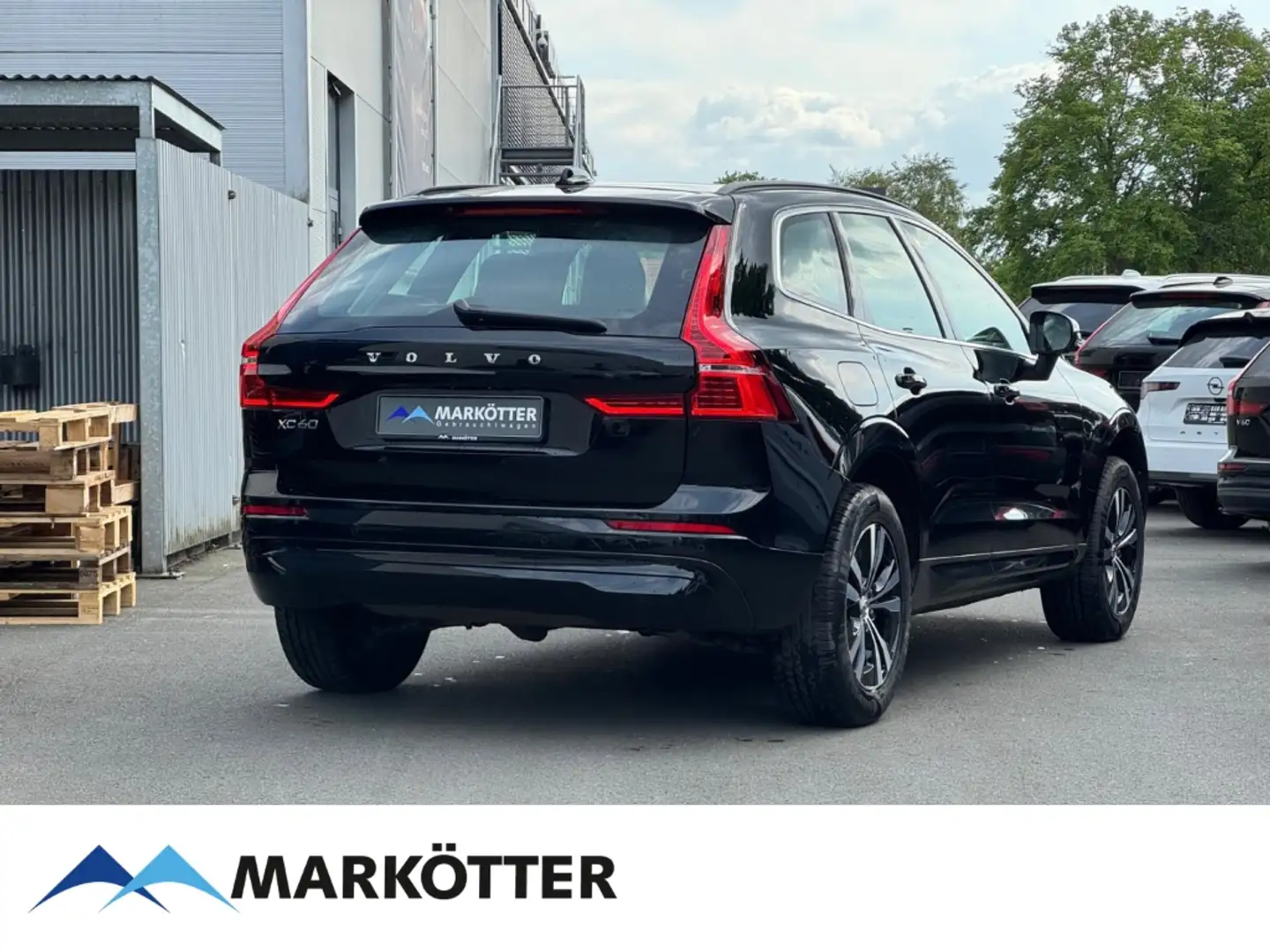 Volvo XC60 B4 AWD Momentum Pro PANO/AHK/LED/SHZ/LHZ Schwarz - 2