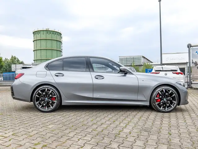 BMW 3 Series view 10