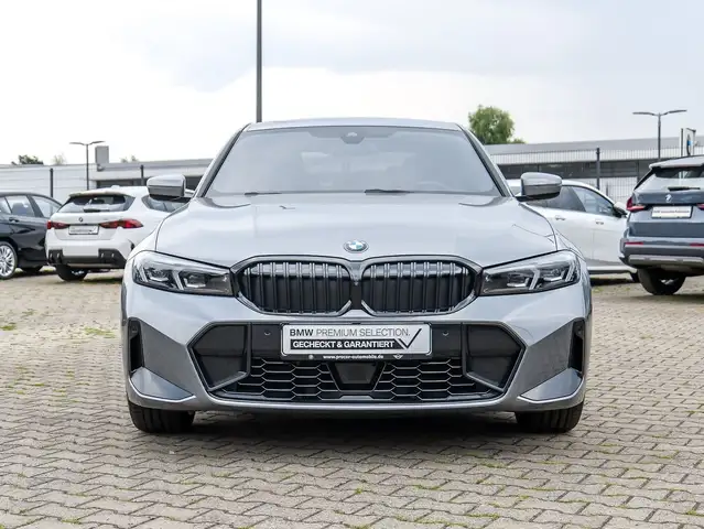 BMW 3 Series view 8