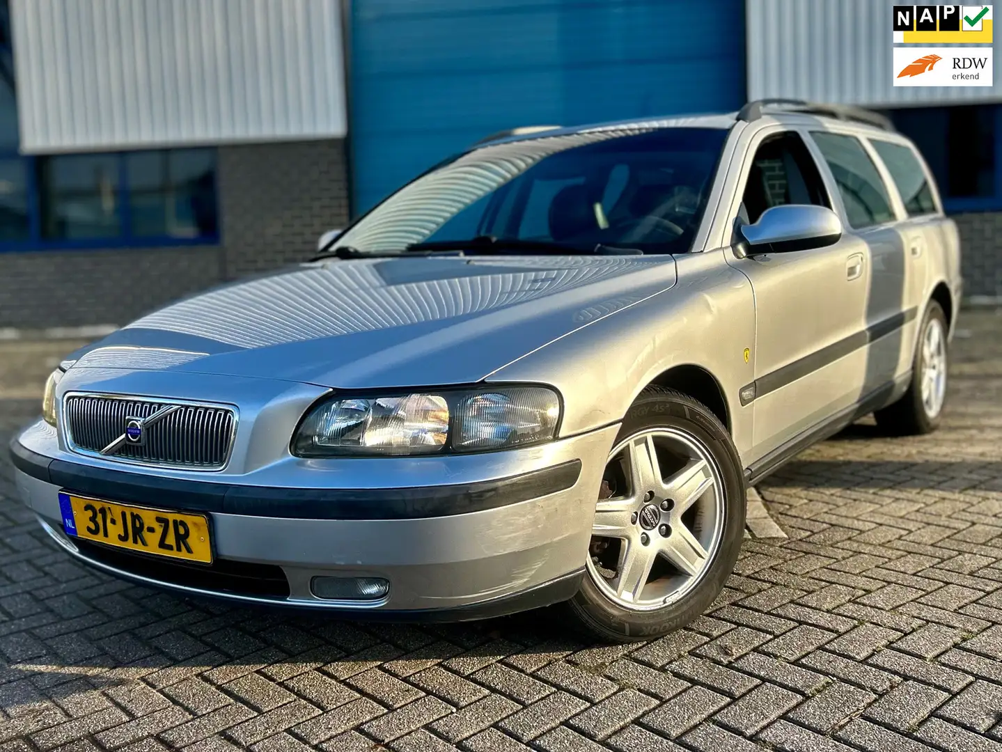 Volvo V70 2.4 Comfort Line * 7 PERSOONS * NAP * TREKHAAK * Grau - 1