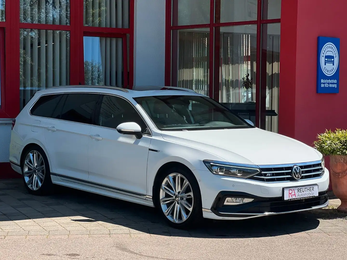 Volkswagen Passat Variant Passat Vari Elegance*R-LINE*PSSD*RFK*AHK*19" Weiß - 2
