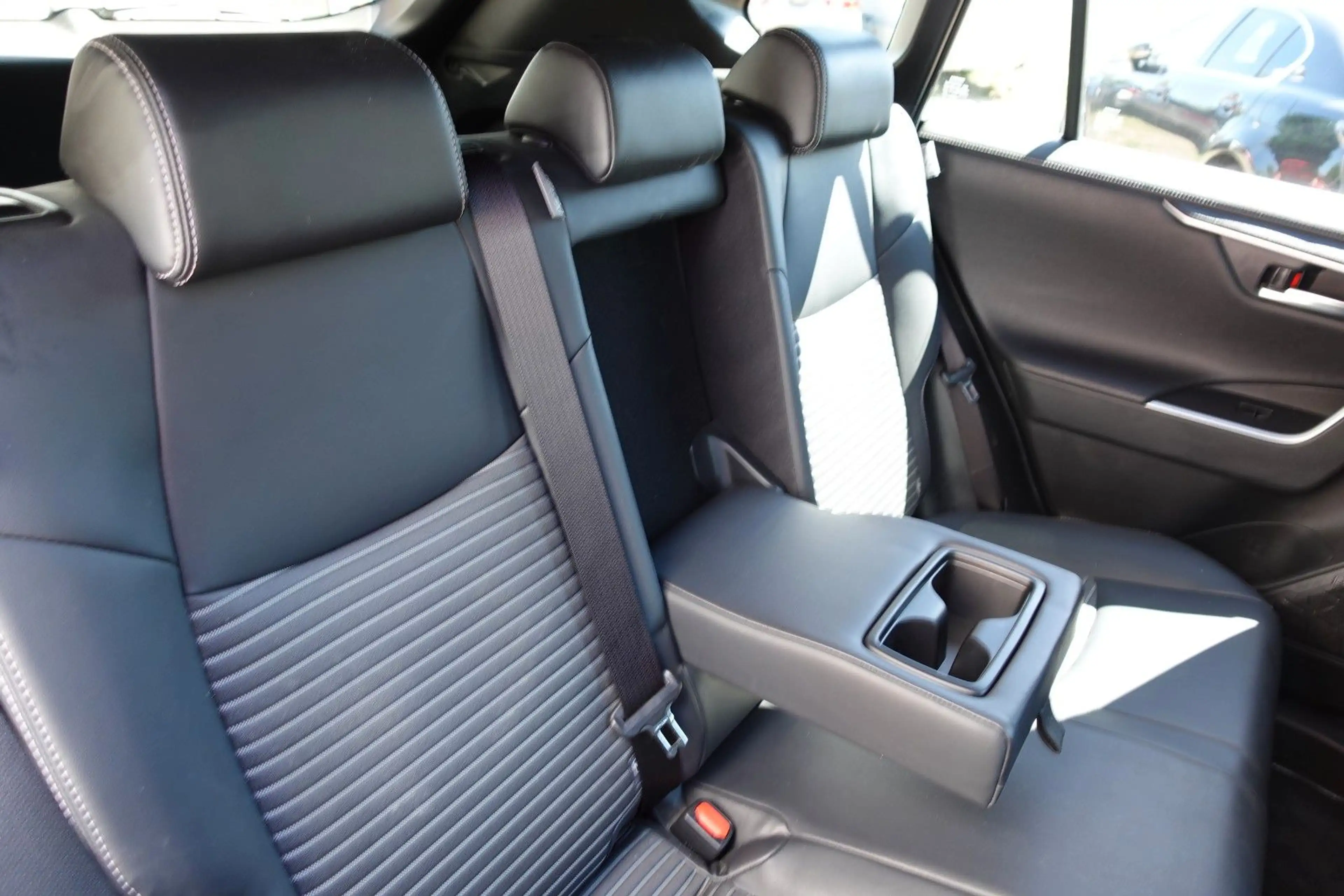 Toyota RAV 4 2.5 Hybrid Black Edition Allrad 3J Garanti — photo 9