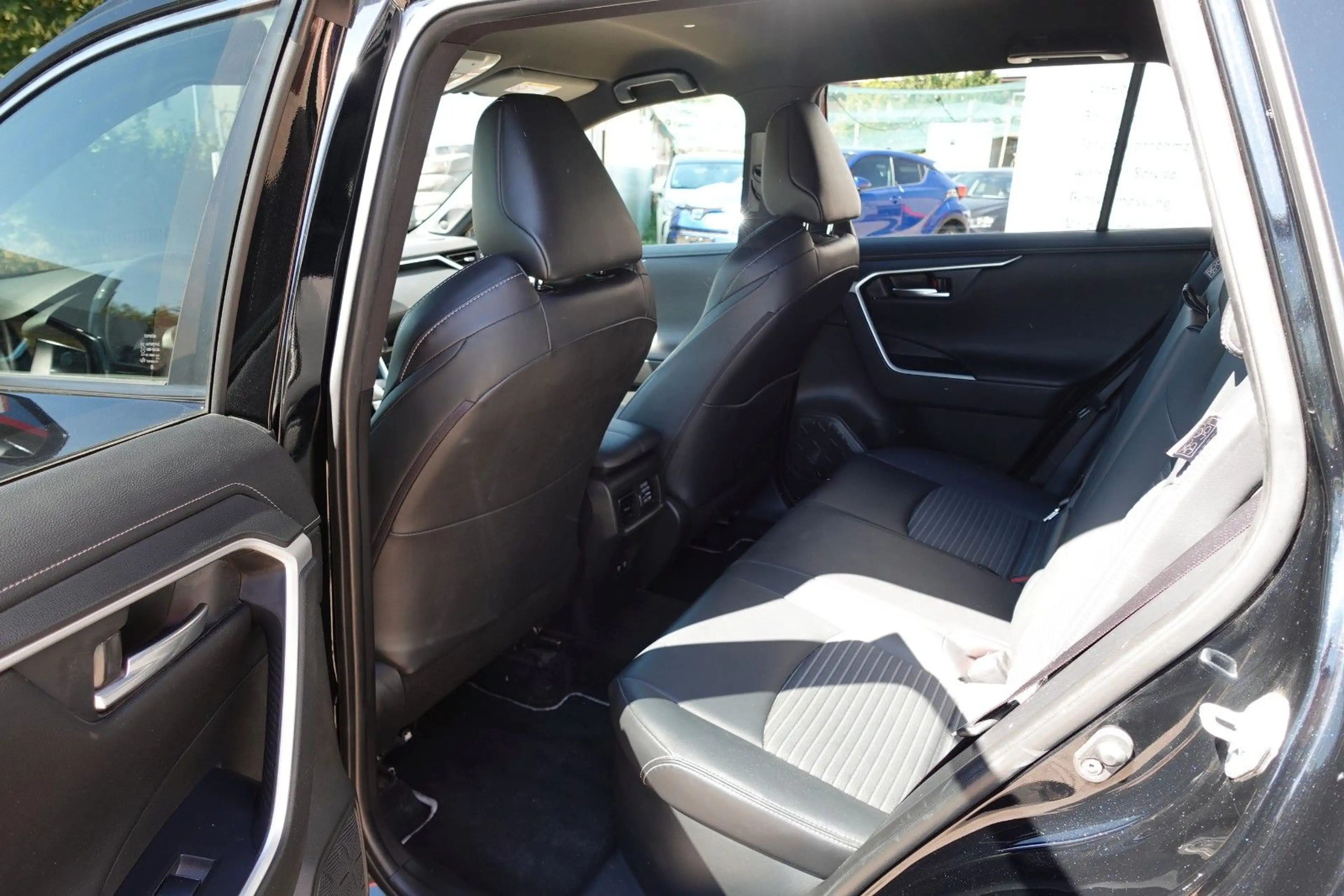 Toyota RAV 4 2.5 Hybrid Black Edition Allrad 3J Garanti — photo 7