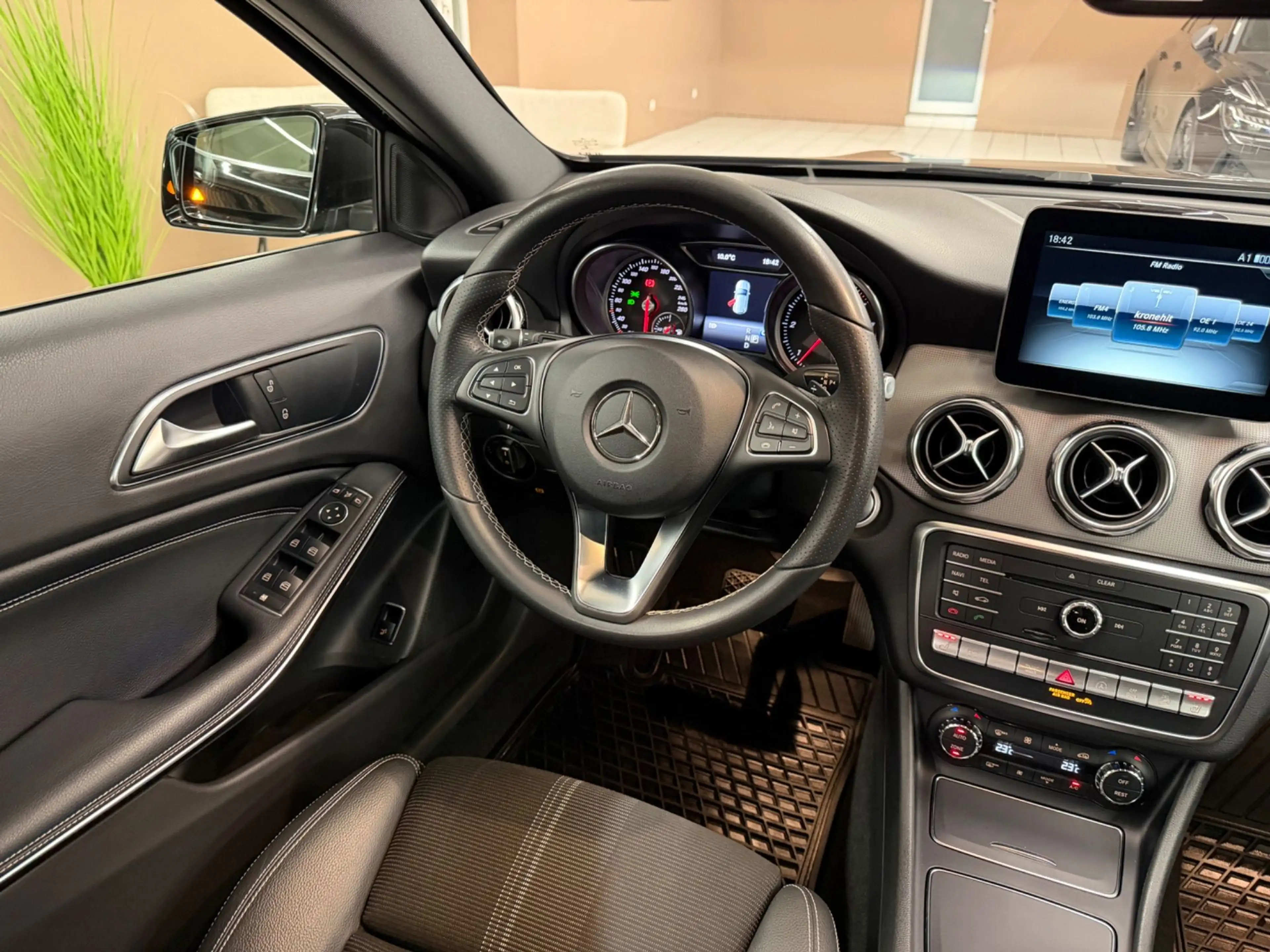 Mercedes-Benz GLA 200 d Urban 4Matic — photo 11