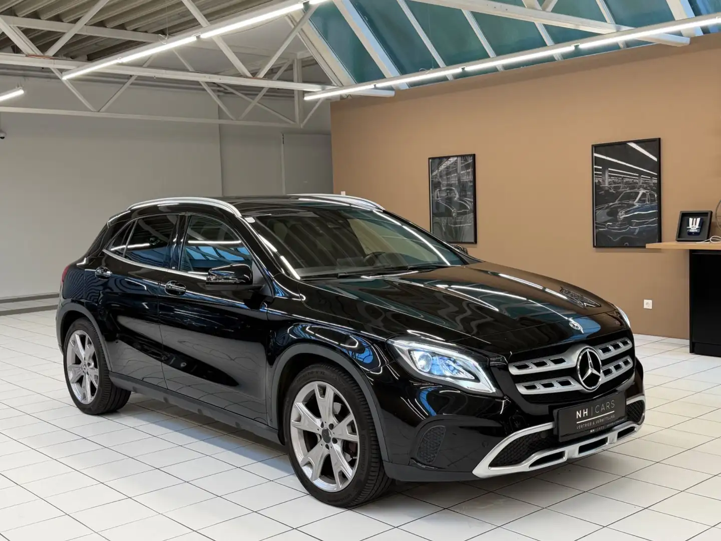 Mercedes-Benz GLA 200 d Urban 4Matic Schwarz - 1