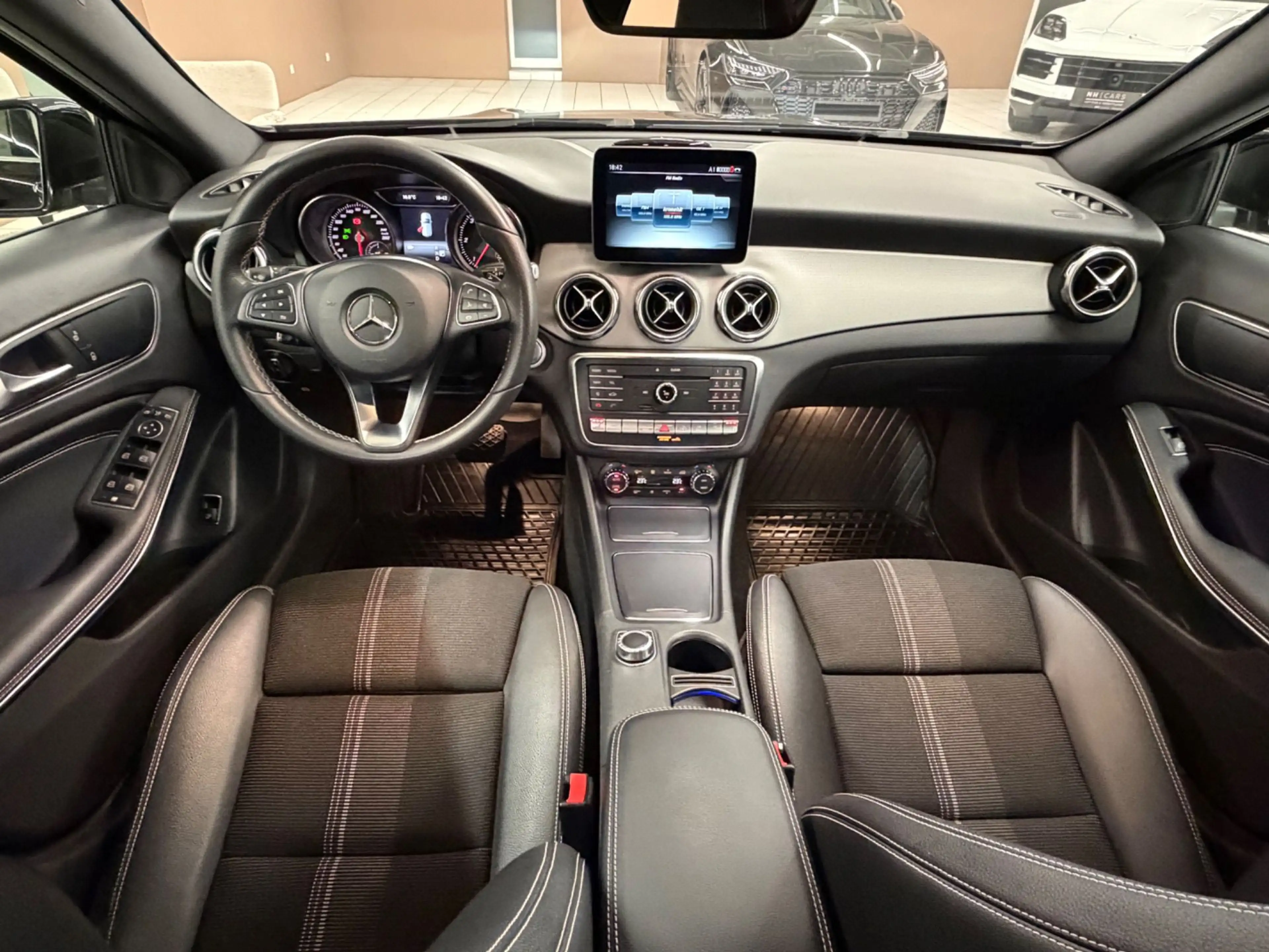 Mercedes-Benz GLA 200 d Urban 4Matic — photo 10