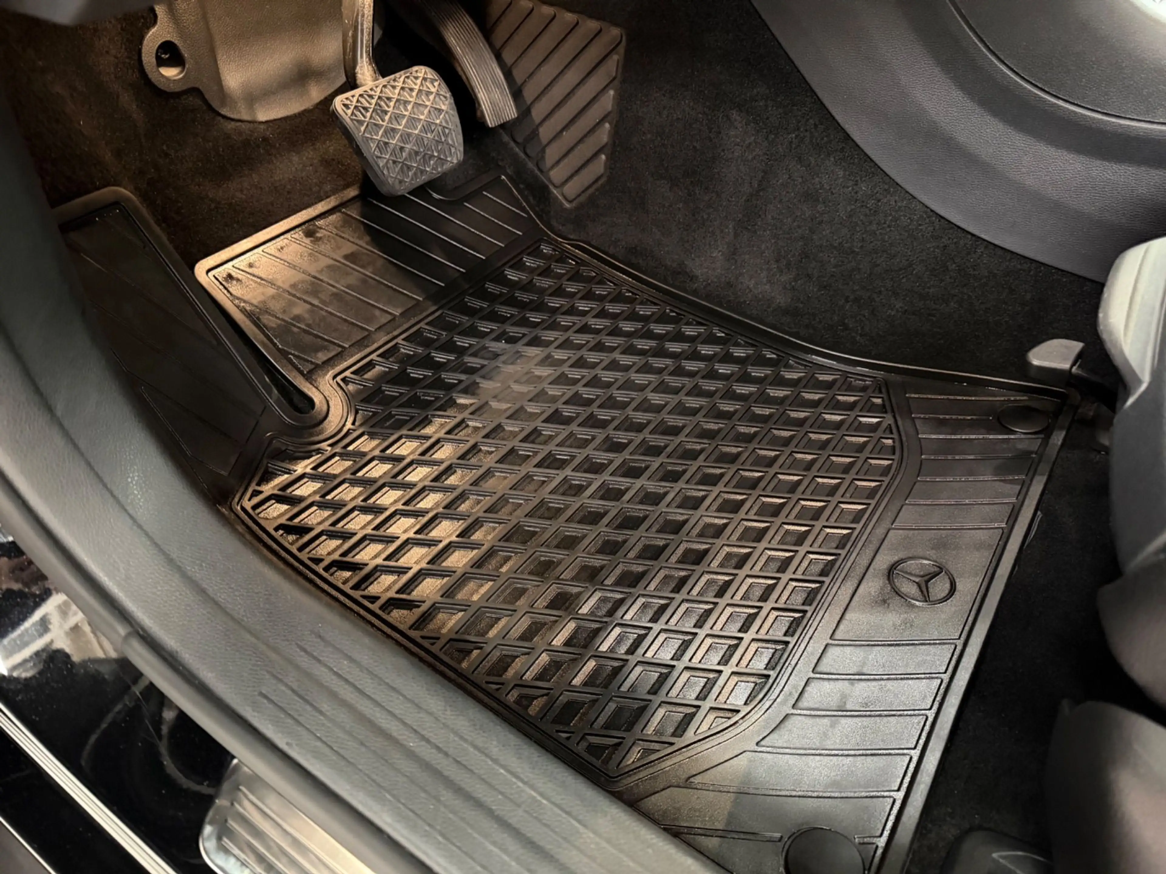 Mercedes-Benz GLA 200 d Urban 4Matic — photo 12