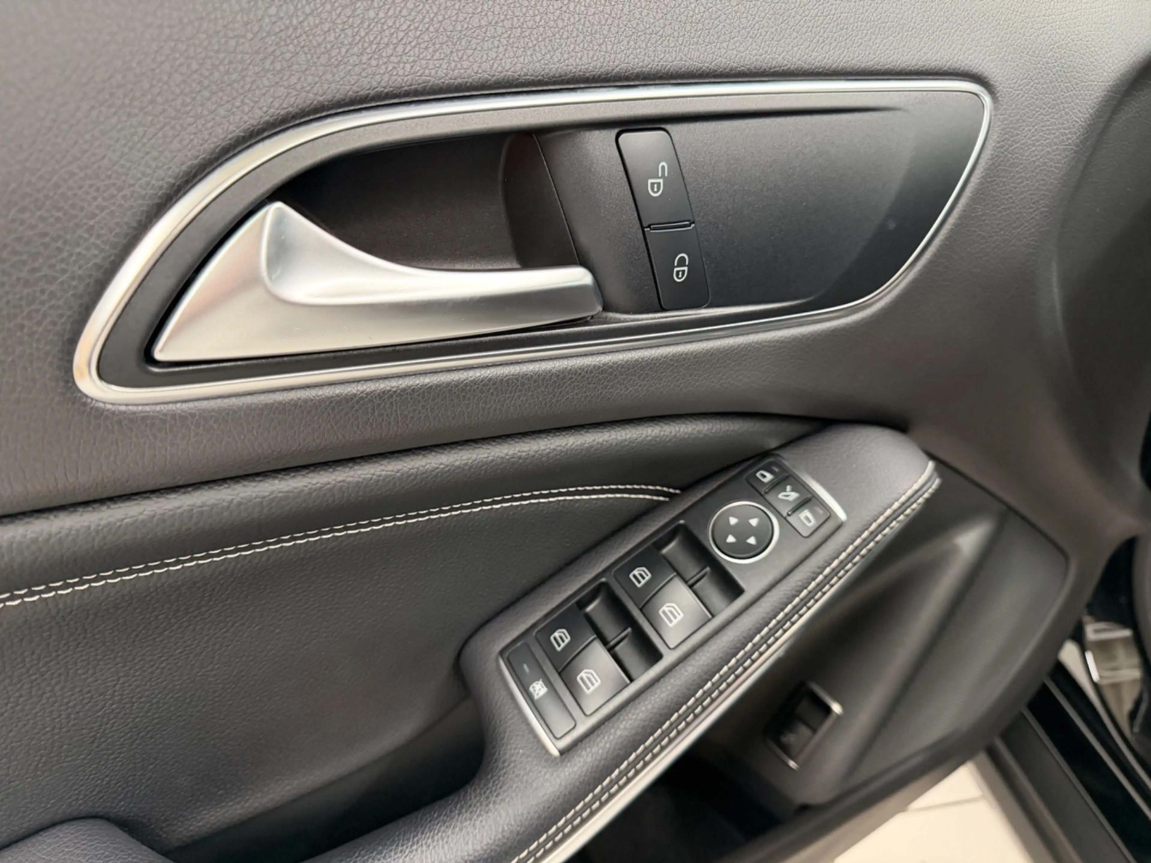 Mercedes-Benz GLA 200 d Urban 4Matic — photo 13