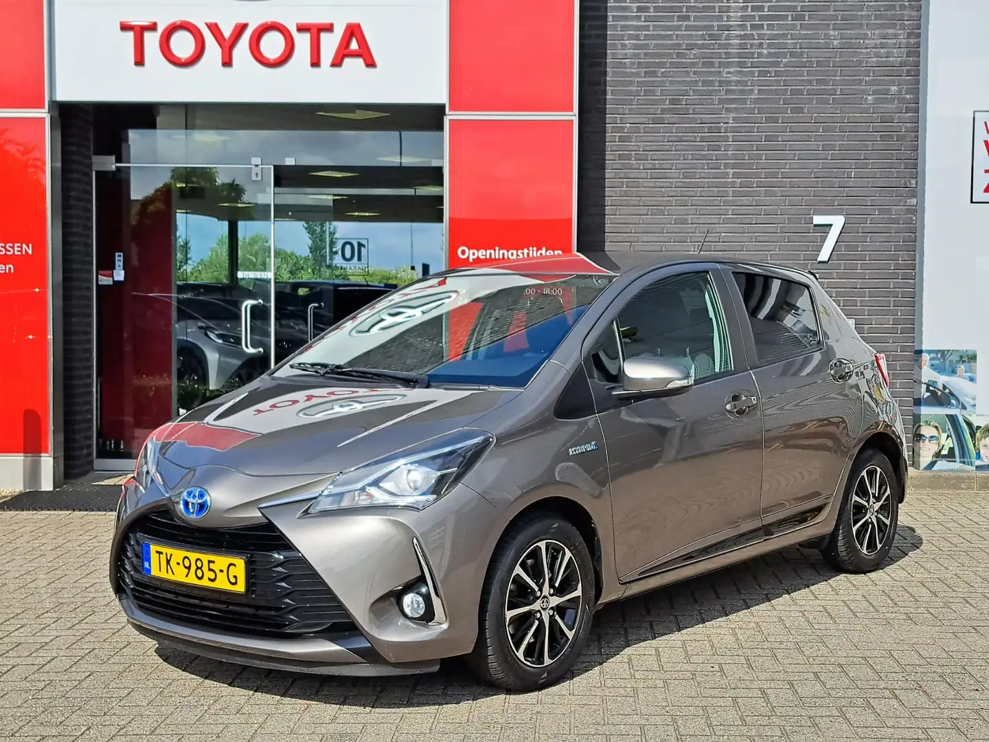 Toyota Yaris 1.5 Hybrid Design Sport CRUISE CLIMATE NAVIGATIE S Grijs - 1