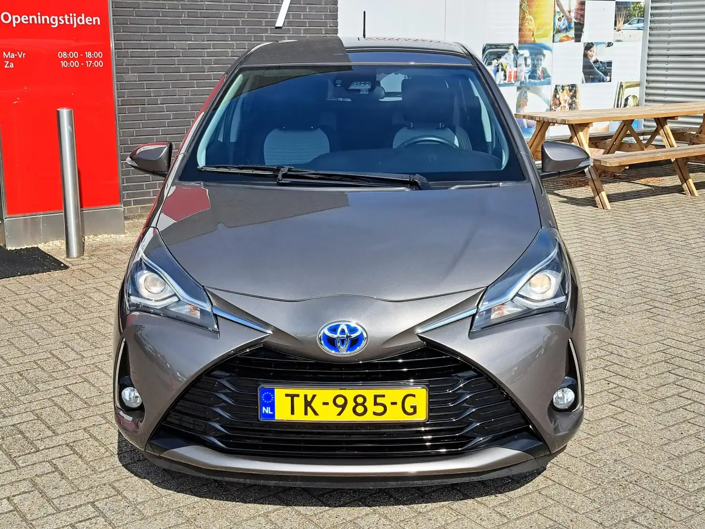 Toyota Yaris 1.5 Hybrid Design Sport Grijs - 2