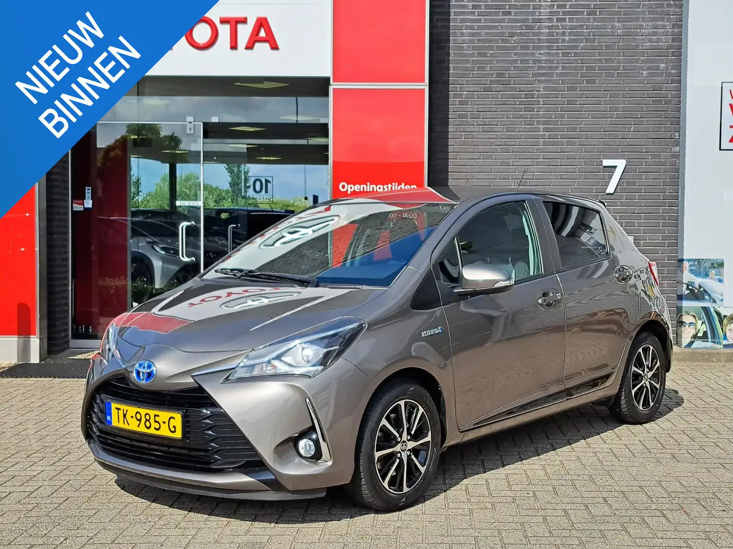 Toyota Yaris 1.5 Hybrid Design Sport Grijs - 1