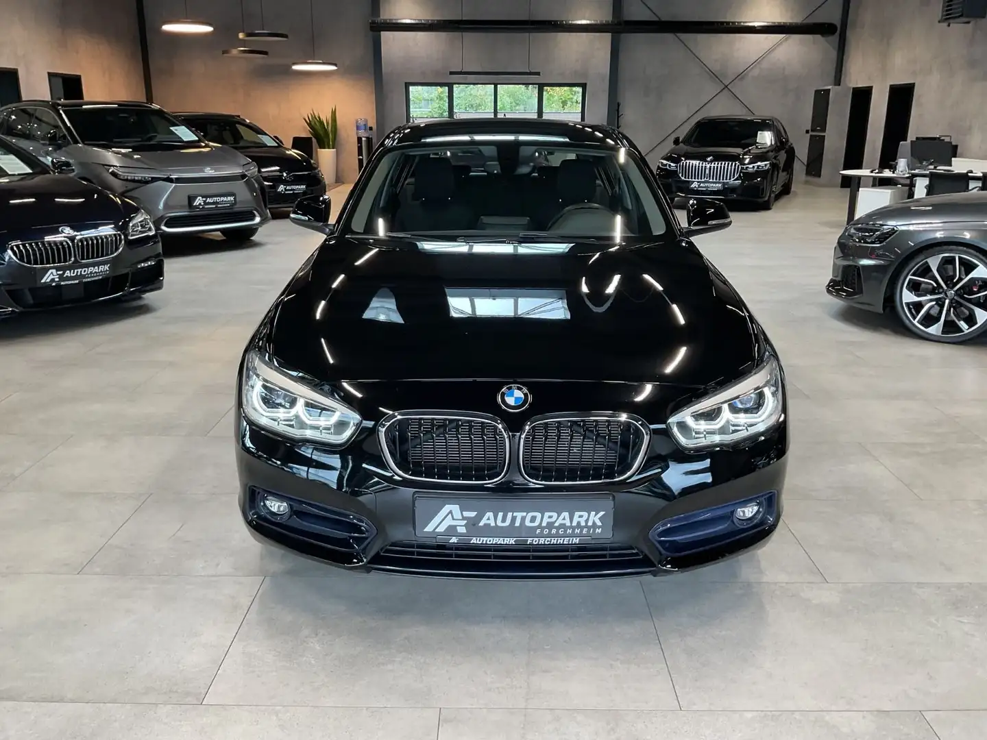 BMW 118 i Sport Line LED Klimaautom. Navi Sitzh. Černá - 2