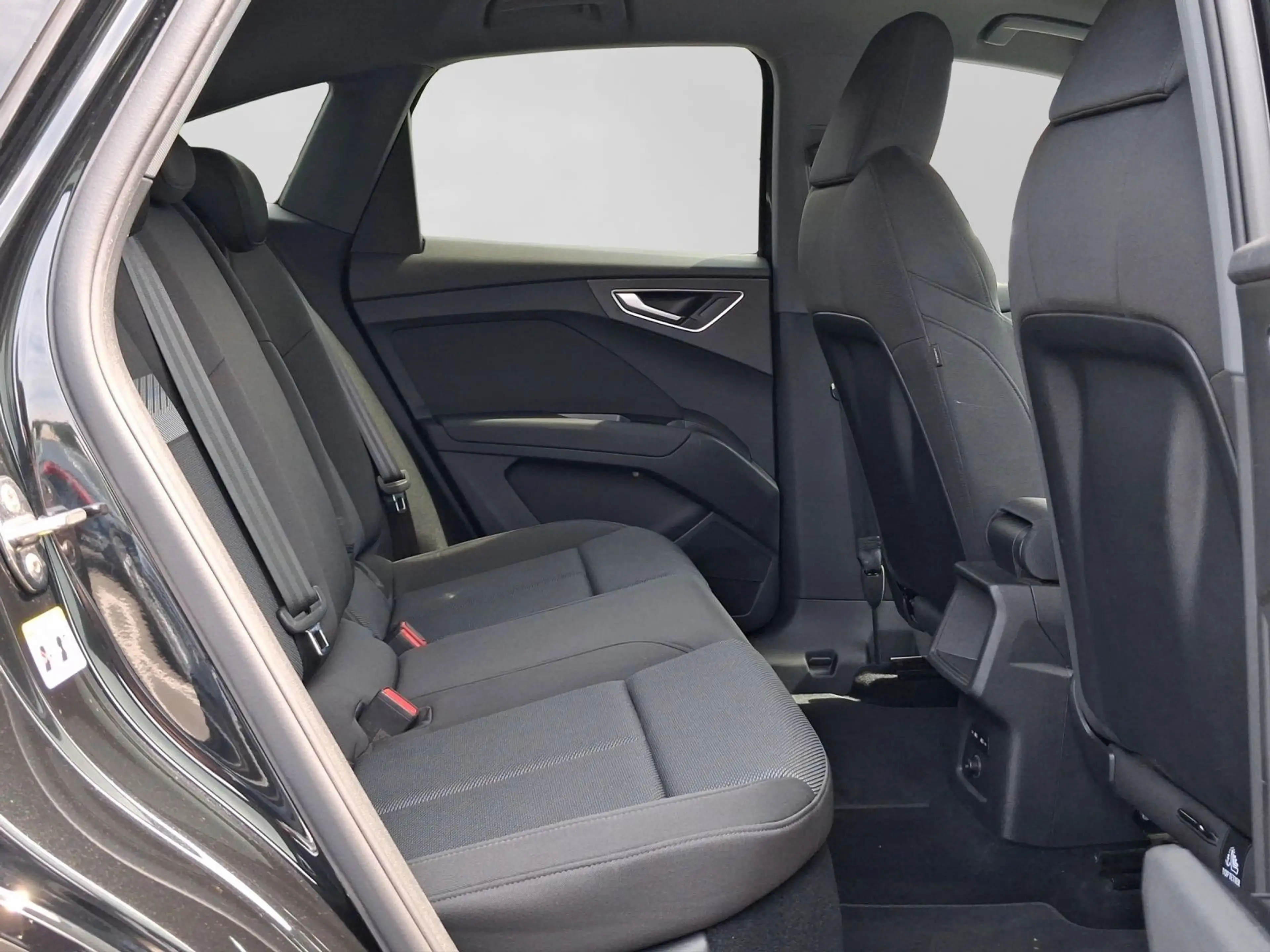 Audi Q4 e-tron Sportback 35 OPS DAB+ KLIMA LM19 — photo 6
