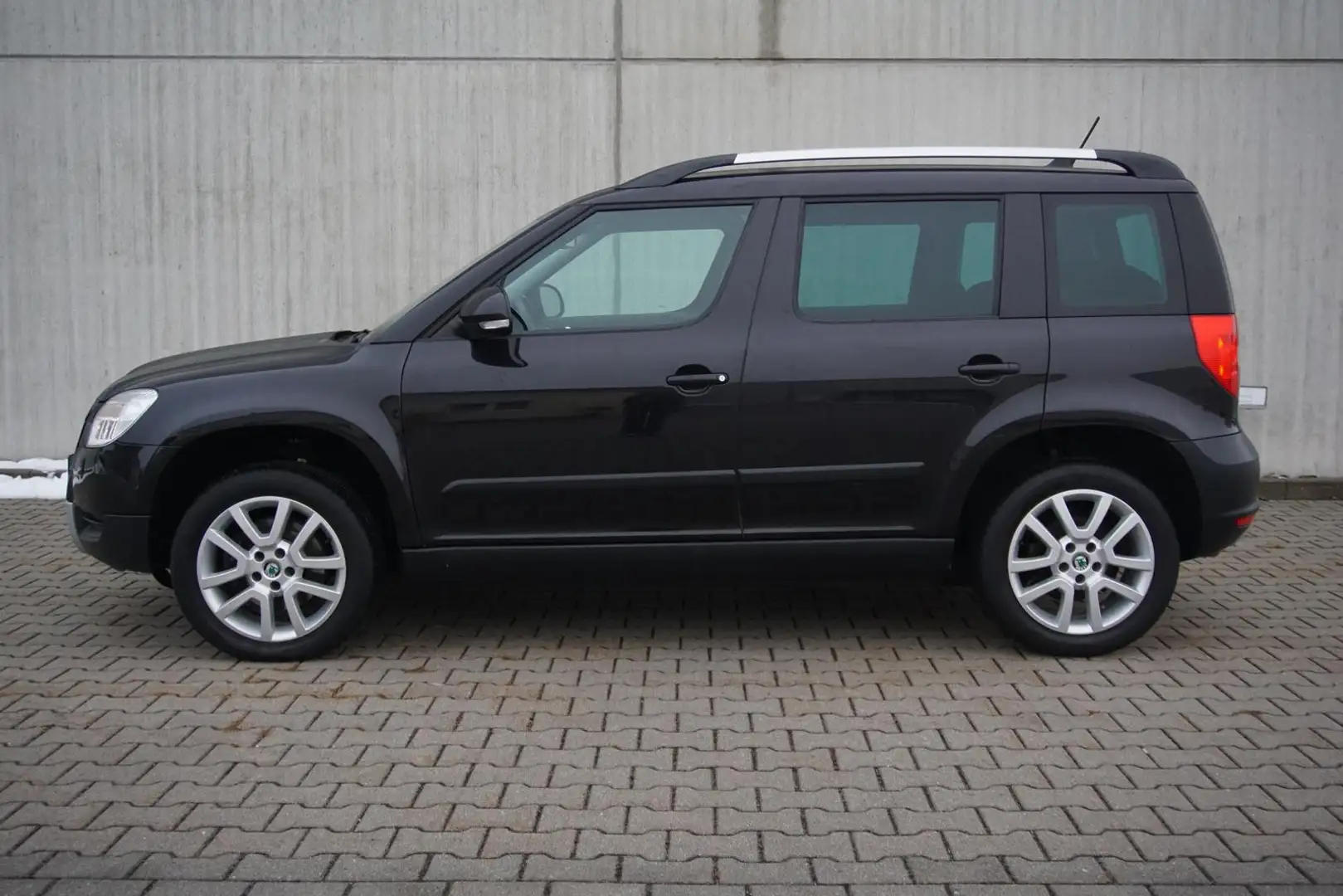 Skoda Yeti 2.0TDI 4x4 AHK Navi Xenon PDC SHZ Tempomat Schwarz - 2