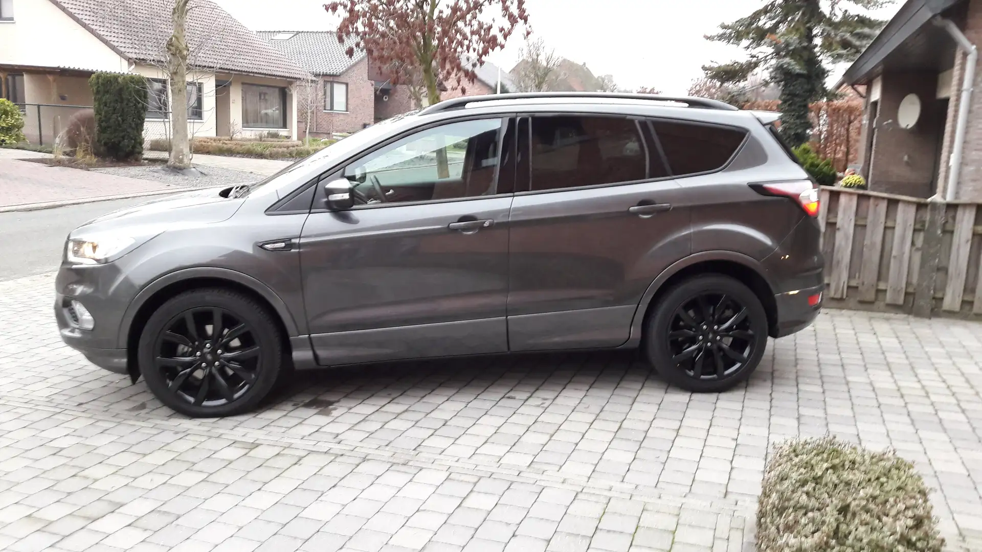 Ford Kuga Kuga 1.5 EcoBoost 2x4 ST-Line Gris - 1