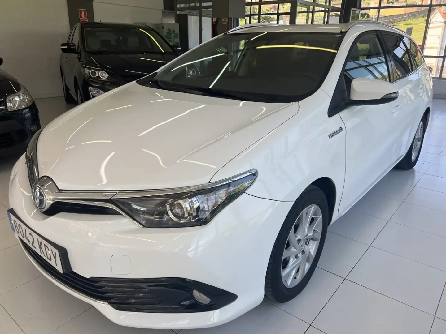 Toyota Auris Touring Sports hybrid 140H Active Weiß - 1