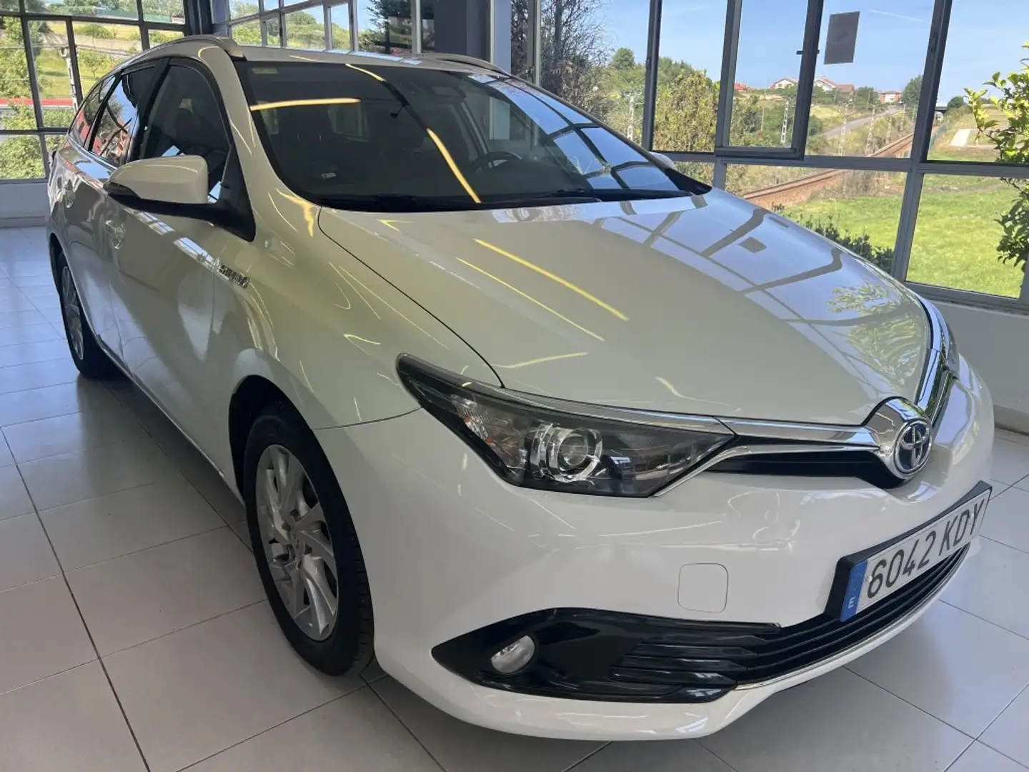 Toyota Auris Touring Sports hybrid 140H Active Weiß - 2