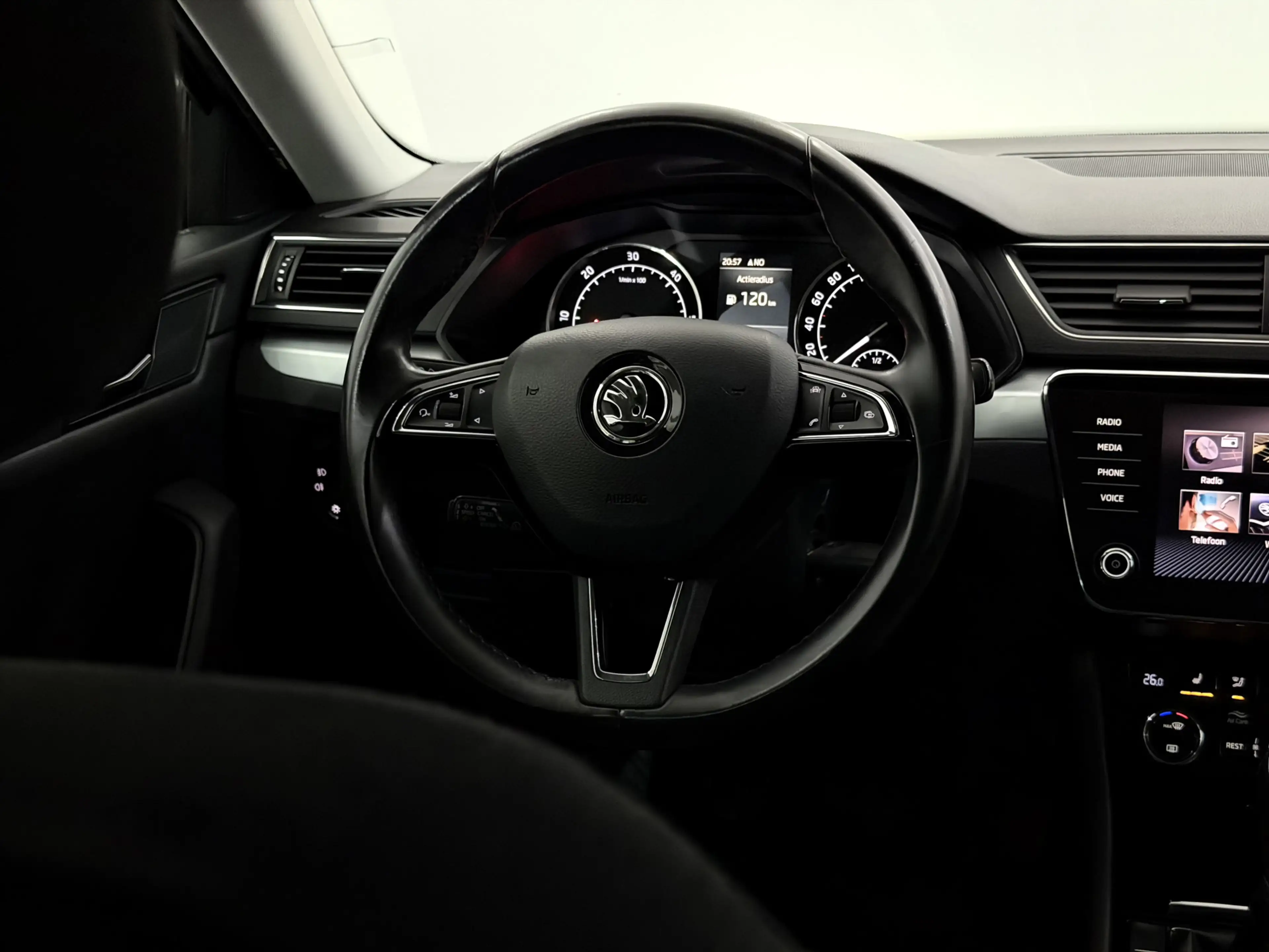 Skoda Superb Combi 1.6 TDI Greenline Business Clima, Parkeersen — photo 12