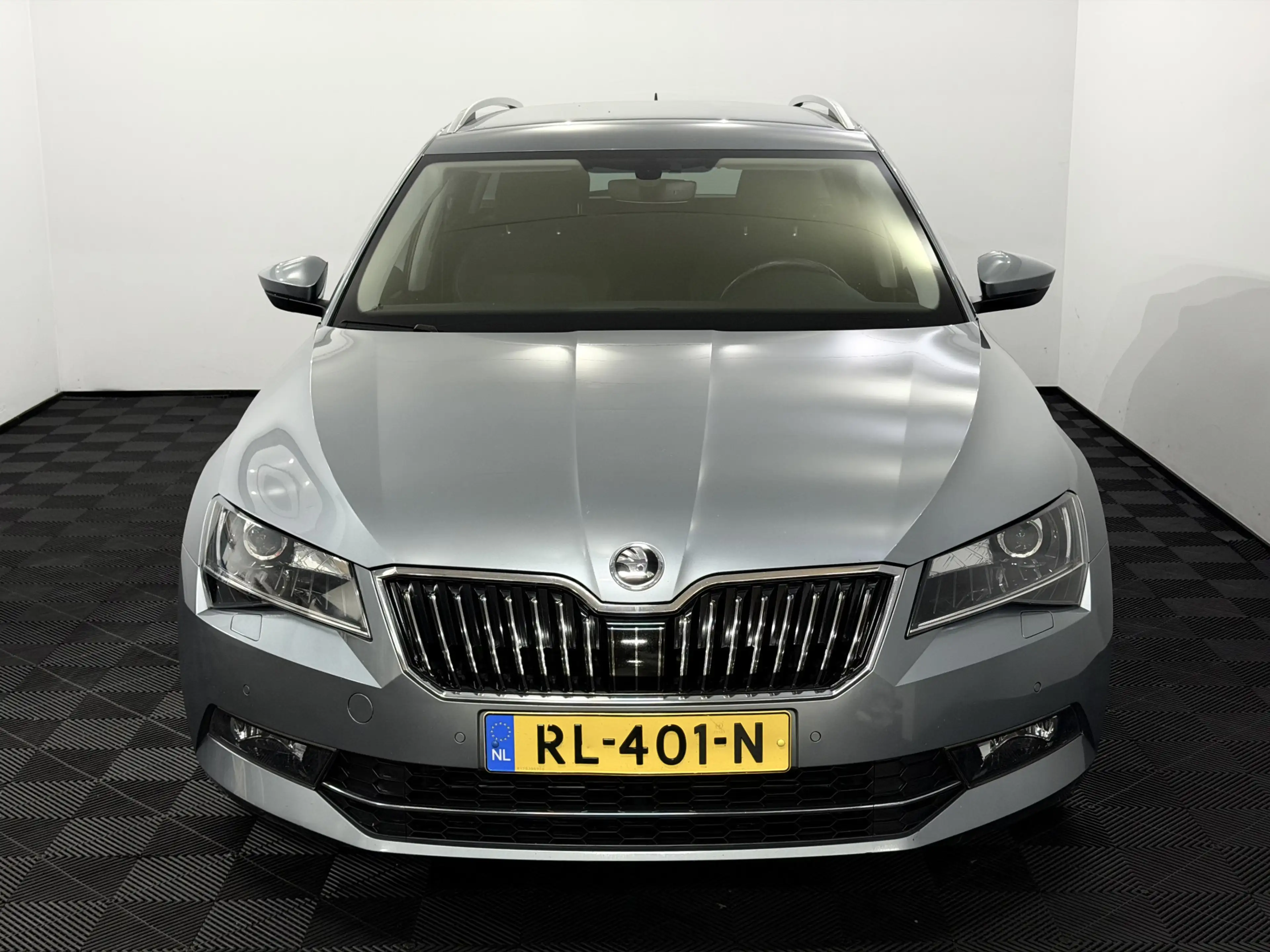 Skoda Superb Combi 1.6 TDI Greenline Business Clima, Parkeersen — photo 2