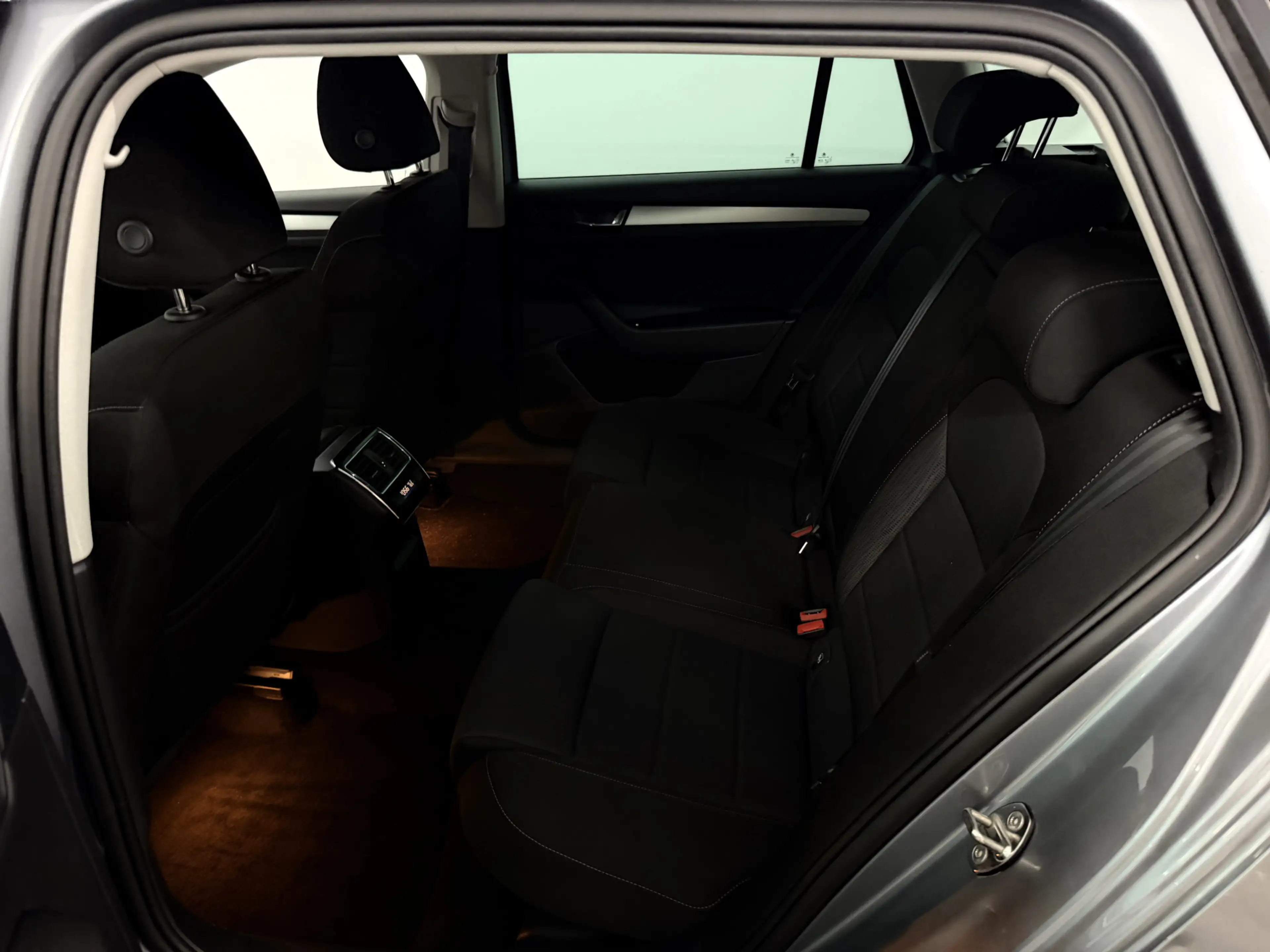 Skoda Superb Combi 1.6 TDI Greenline Business Clima, Parkeersen — photo 7