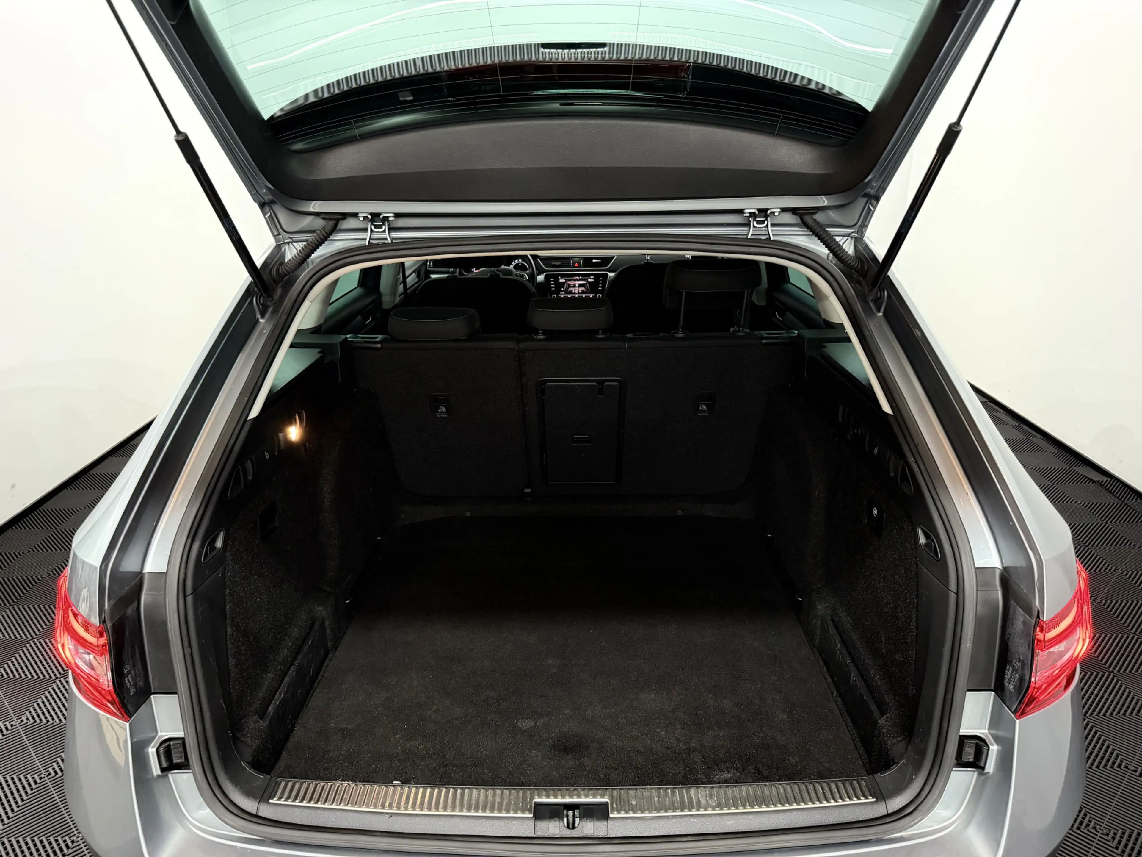 Skoda Superb Combi 1.6 TDI Greenline Business Clima, Parkeersen — photo 30