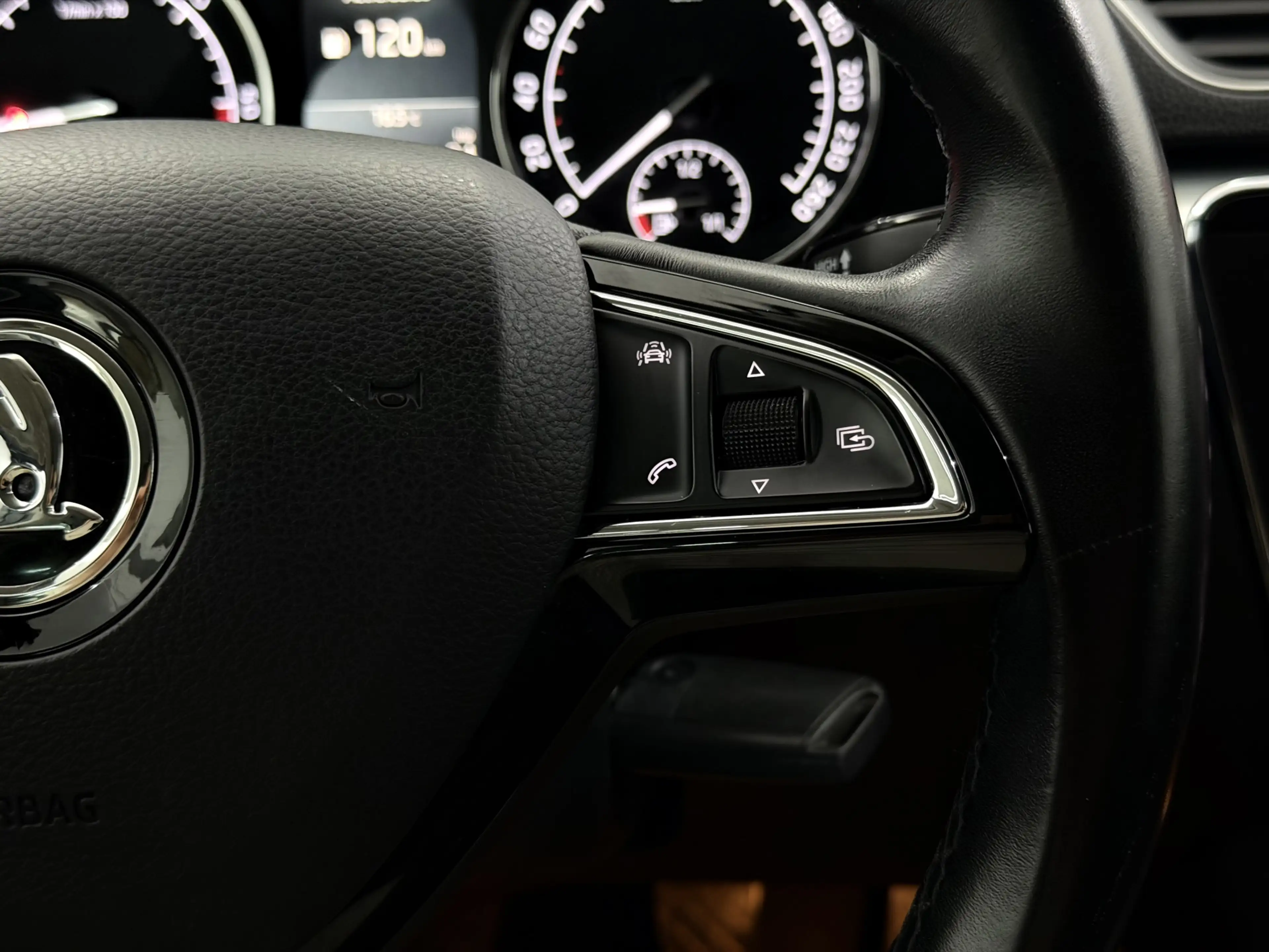 Skoda Superb Combi 1.6 TDI Greenline Business Clima, Parkeersen — photo 25
