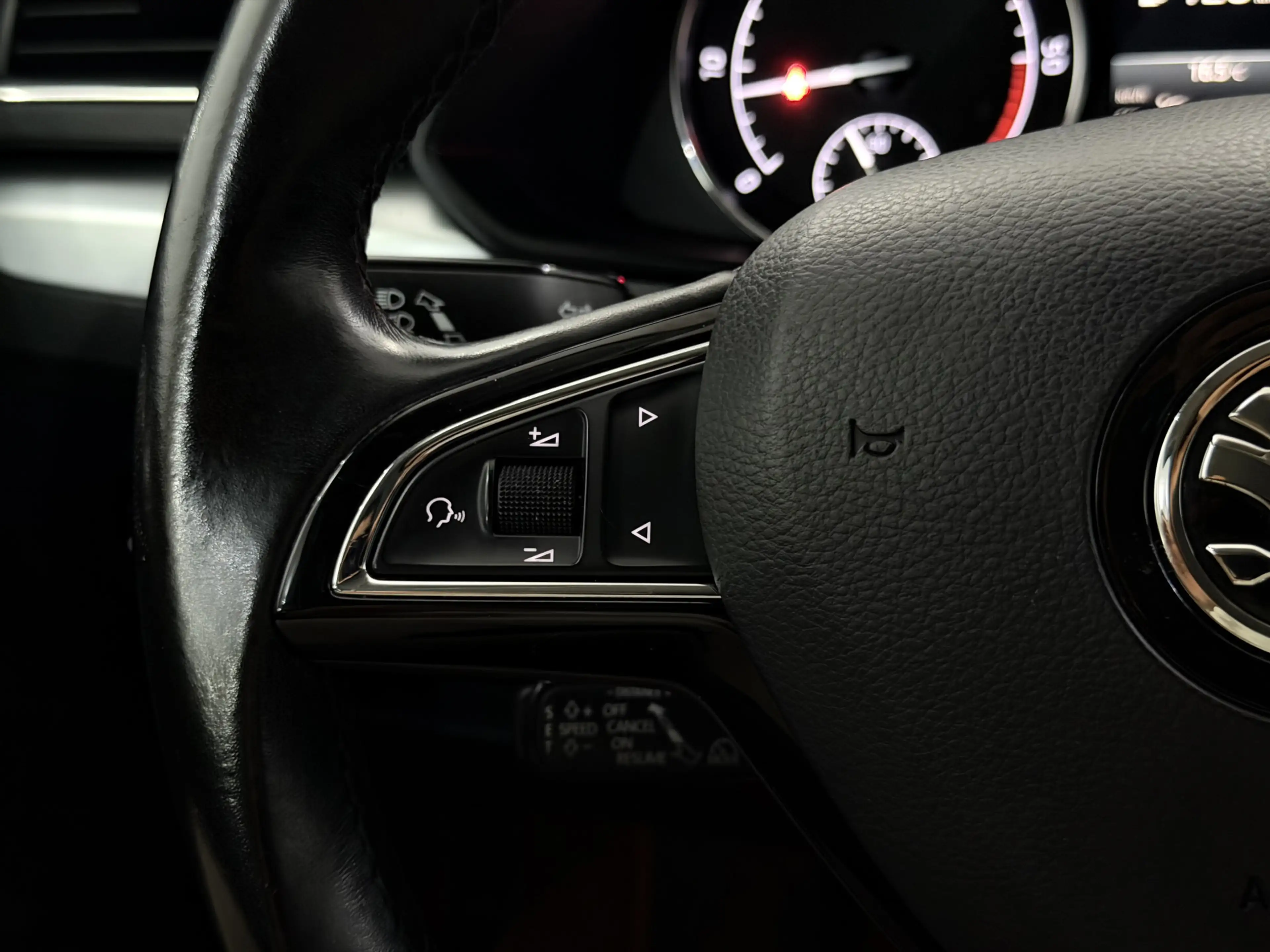 Skoda Superb Combi 1.6 TDI Greenline Business Clima, Parkeersen — photo 26