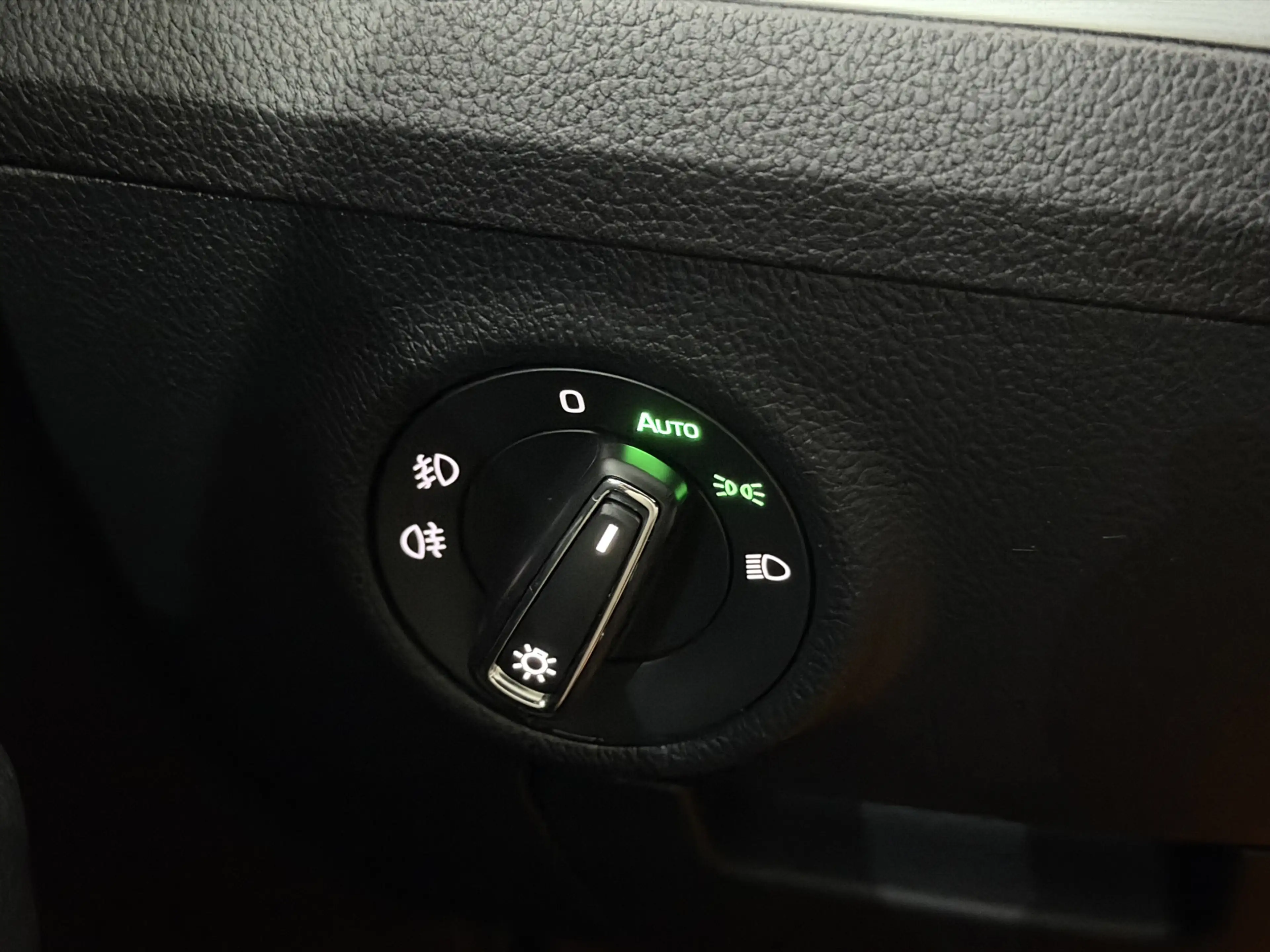 Skoda Superb Combi 1.6 TDI Greenline Business Clima, Parkeersen — photo 29