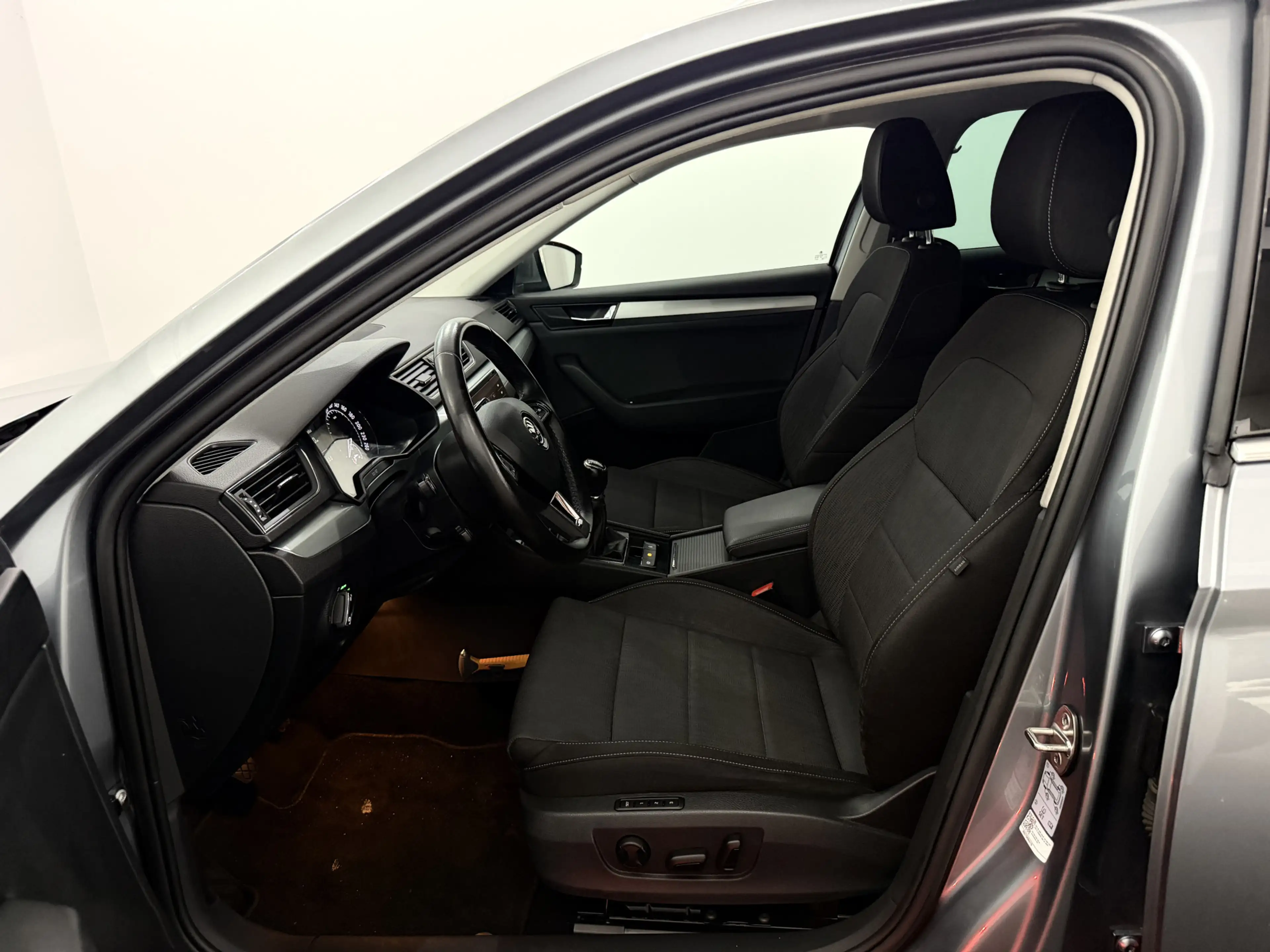 Skoda Superb Combi 1.6 TDI Greenline Business Clima, Parkeersen — photo 6