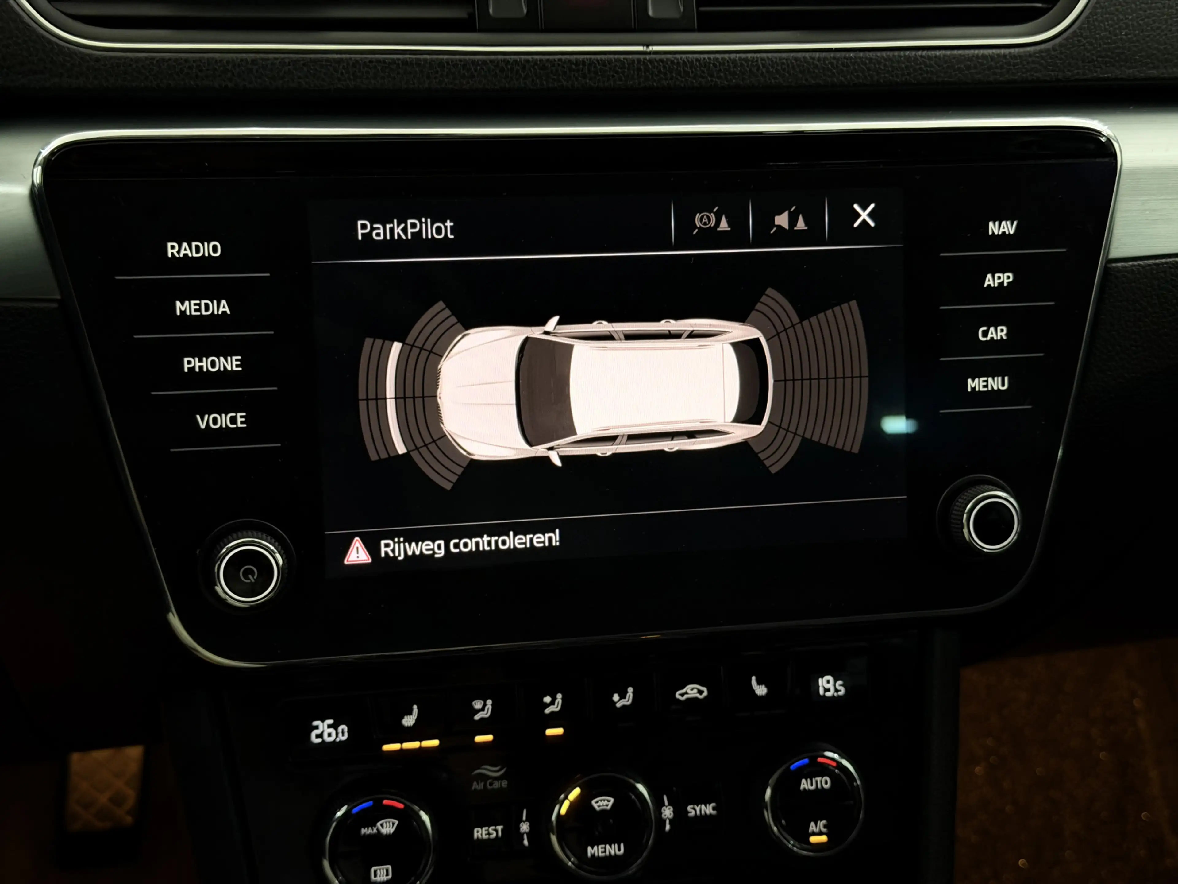 Skoda Superb Combi 1.6 TDI Greenline Business Clima, Parkeersen — photo 18