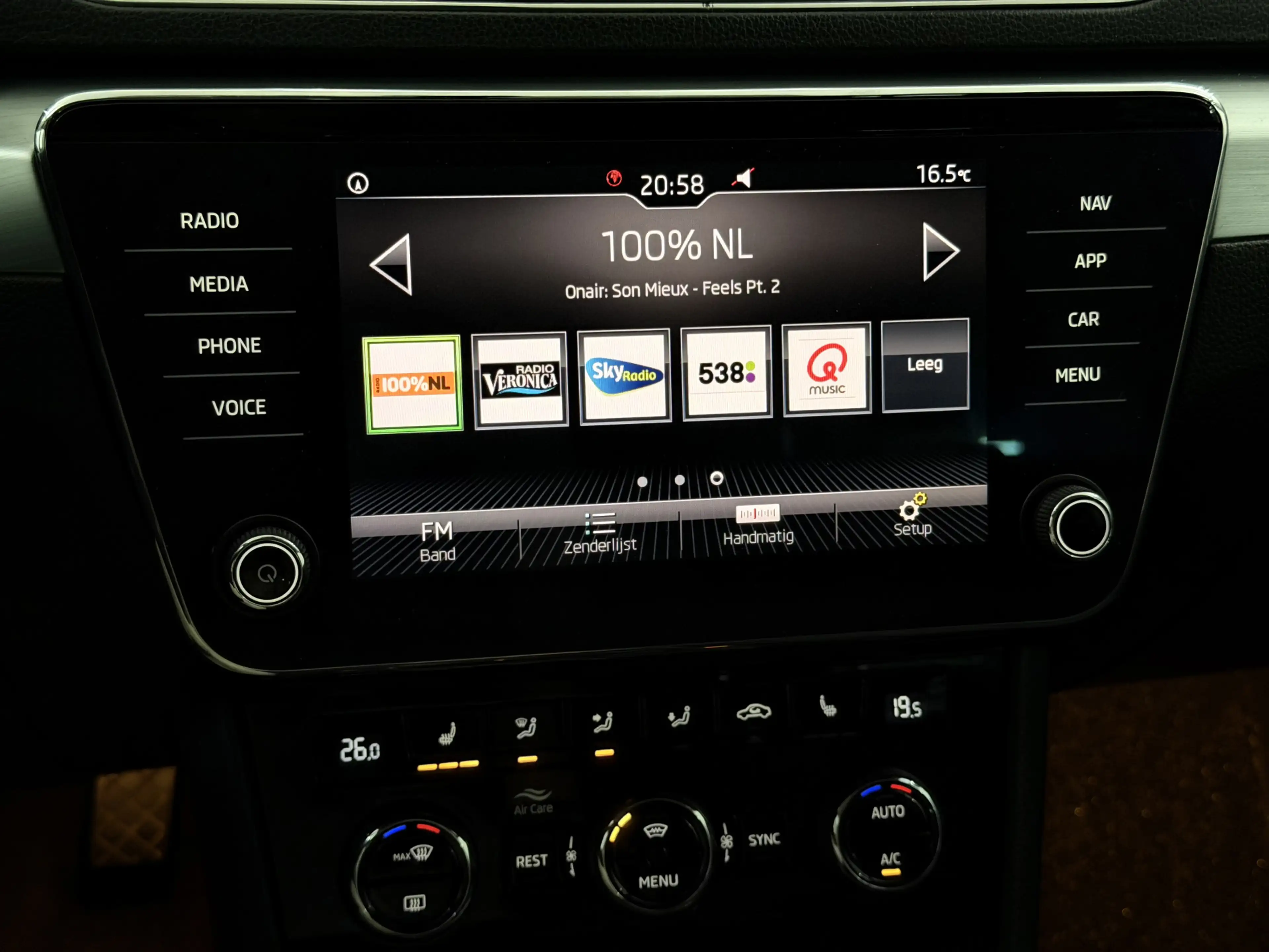 Skoda Superb Combi 1.6 TDI Greenline Business Clima, Parkeersen — photo 19