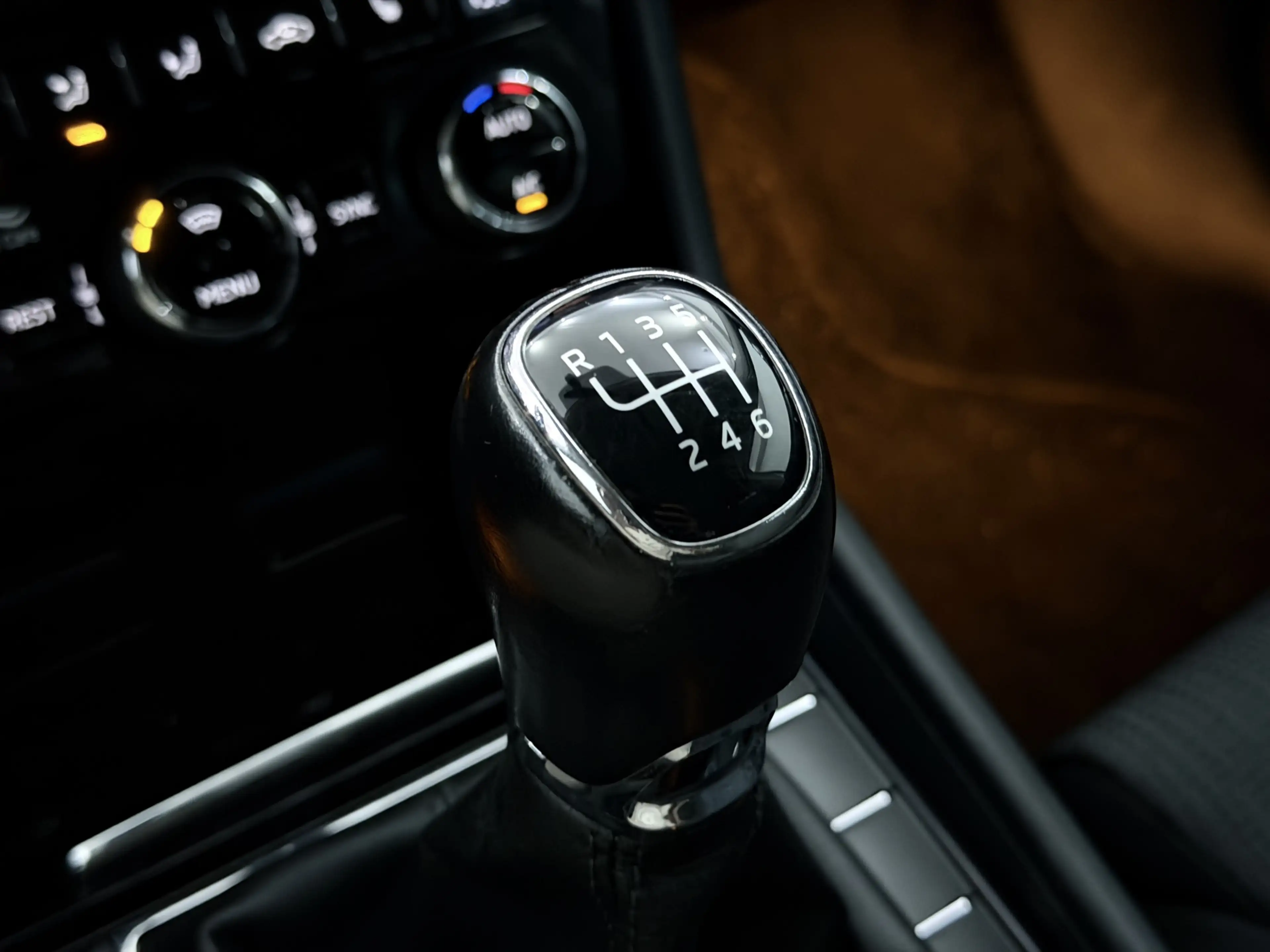 Skoda Superb Combi 1.6 TDI Greenline Business Clima, Parkeersen — photo 15