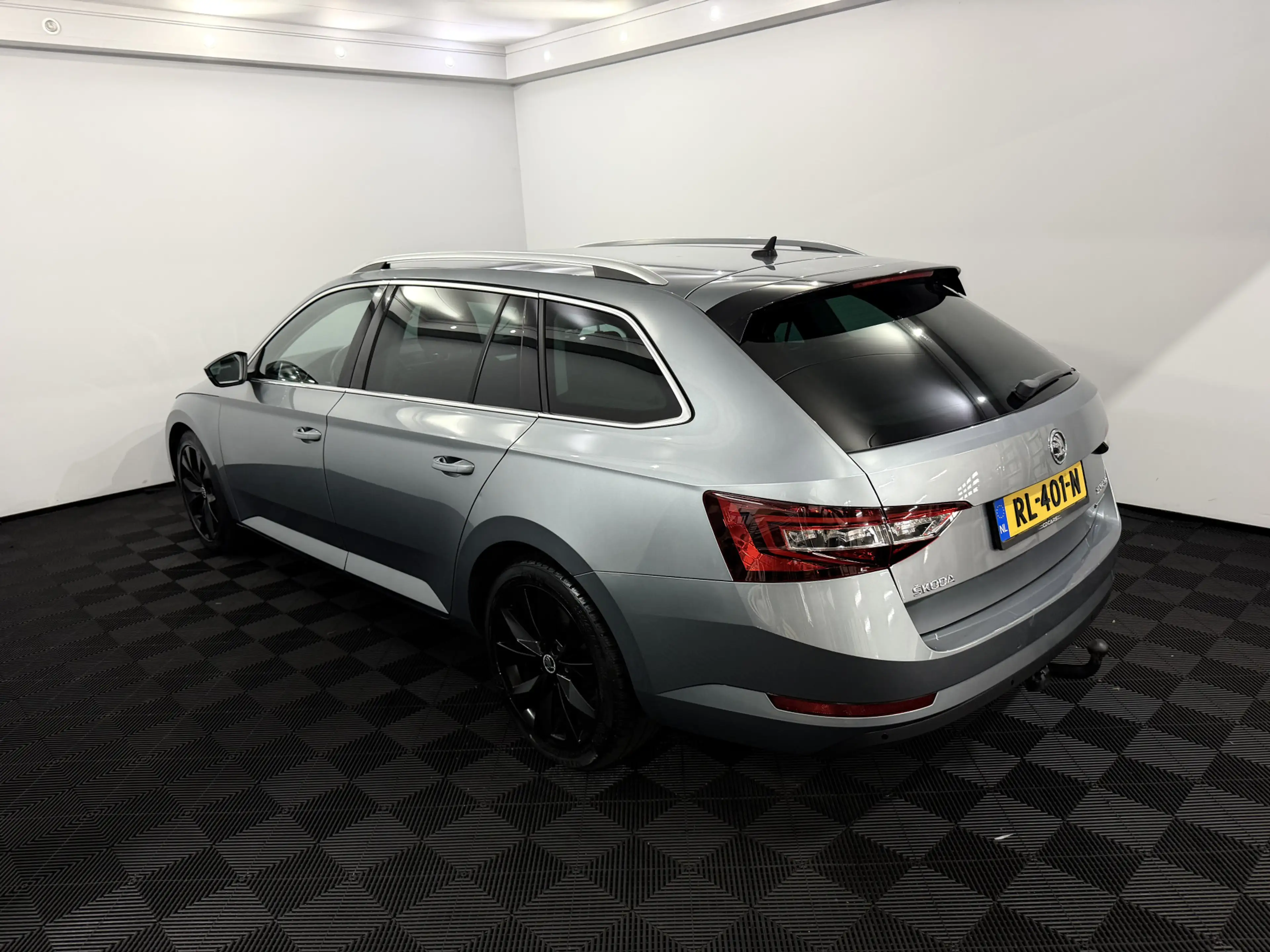 Skoda Superb Combi 1.6 TDI Greenline Business Clima, Parkeersen — photo 4