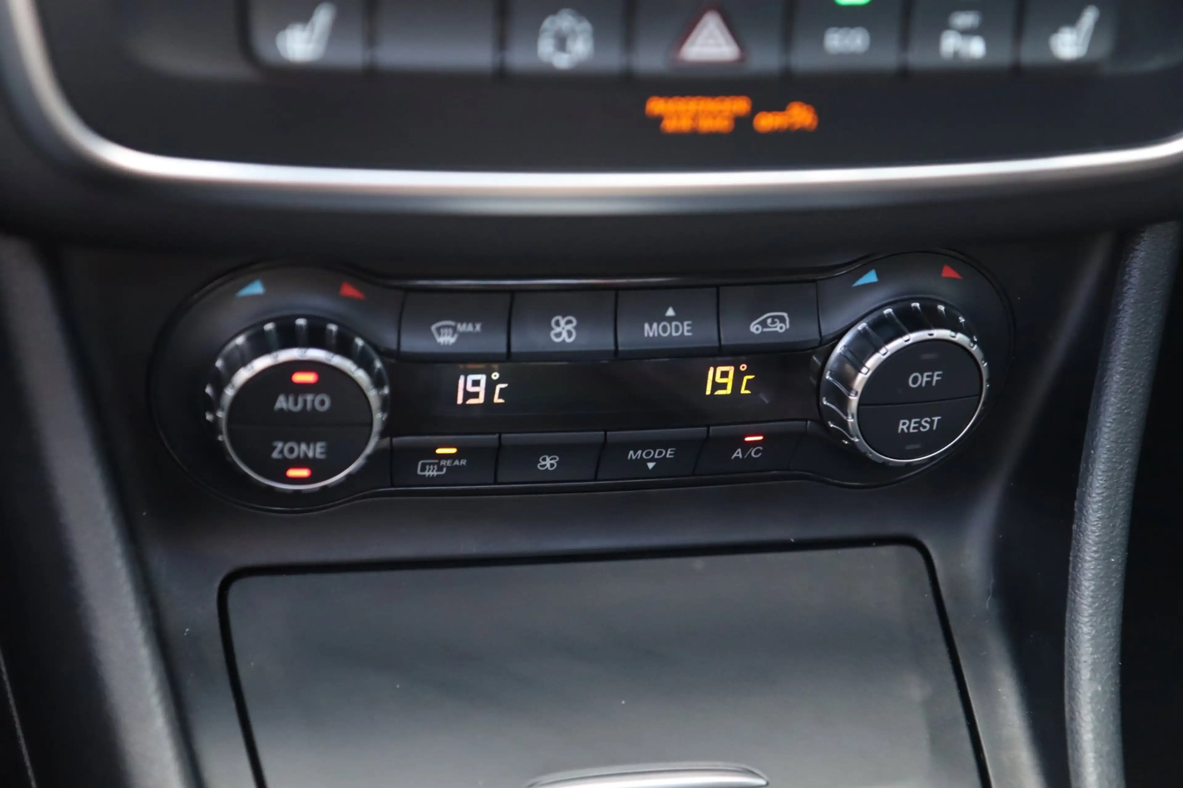 Mercedes-Benz GLA 250 Prestige / PANO / BI-XENON / LEDER / PDC V+A / STO — photo 21