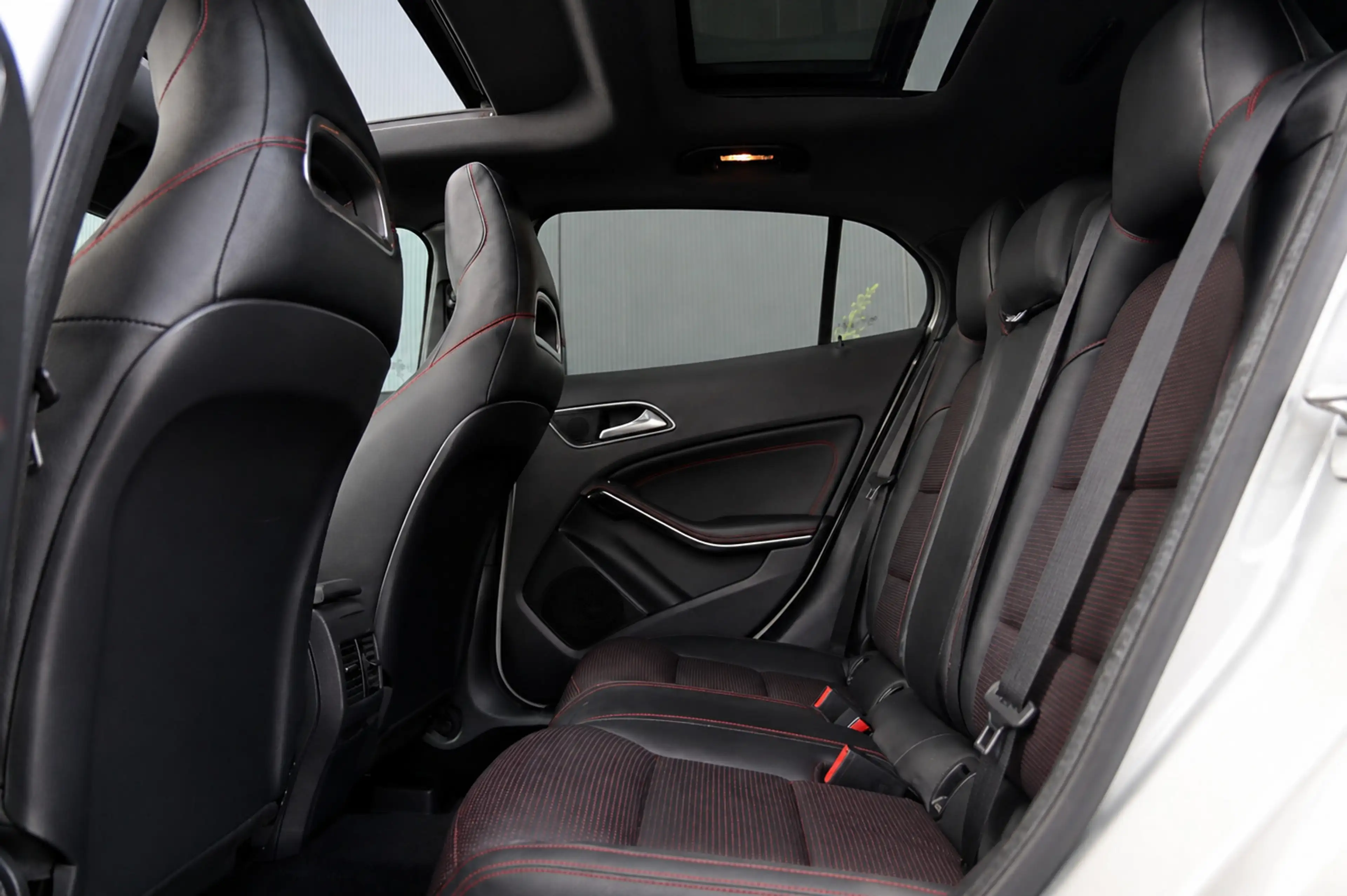 Mercedes-Benz GLA 250 Prestige / PANO / BI-XENON / LEDER / PDC V+A / STO — photo 17