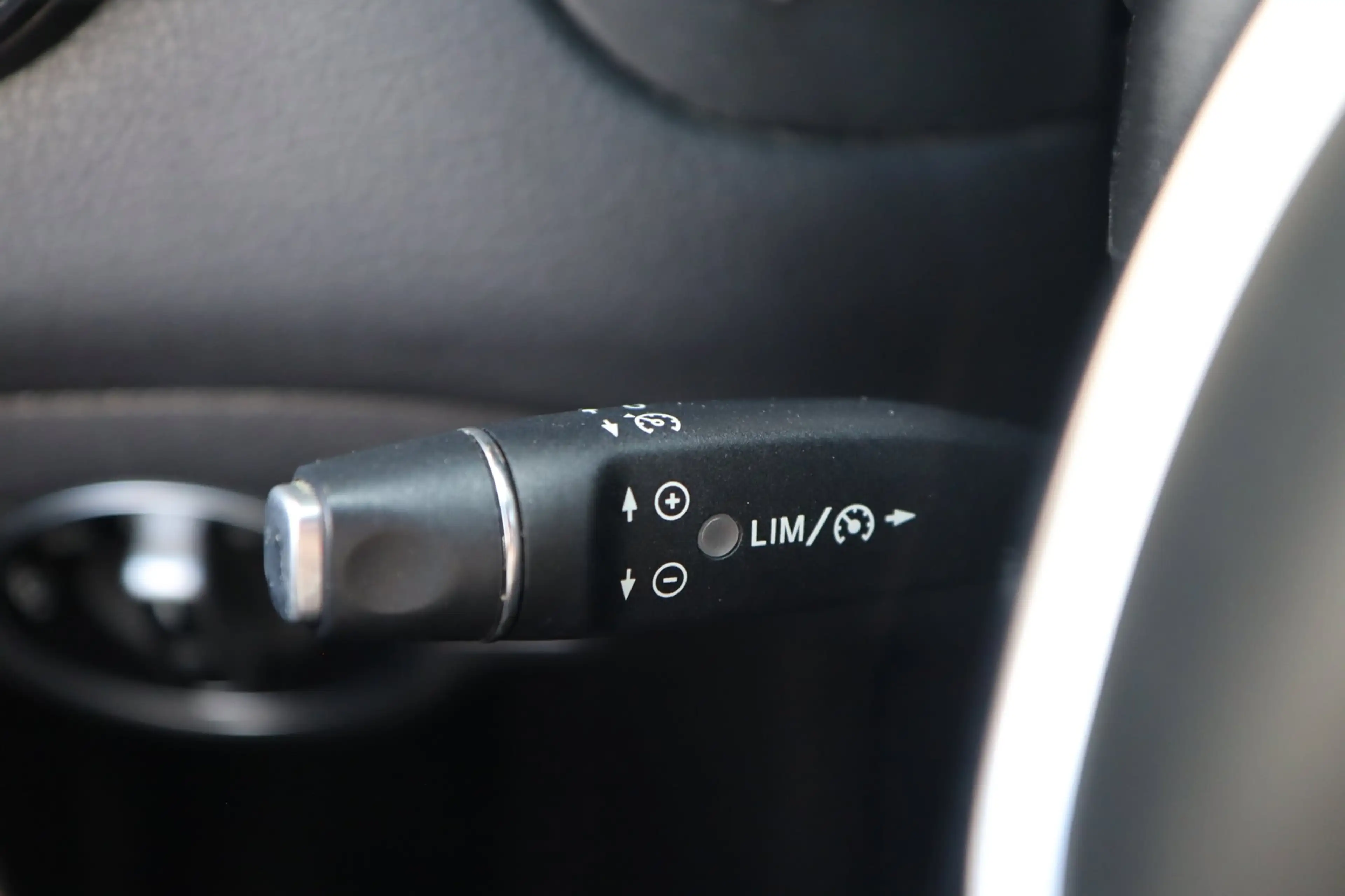 Mercedes-Benz GLA 250 Prestige / PANO / BI-XENON / LEDER / PDC V+A / STO — photo 10